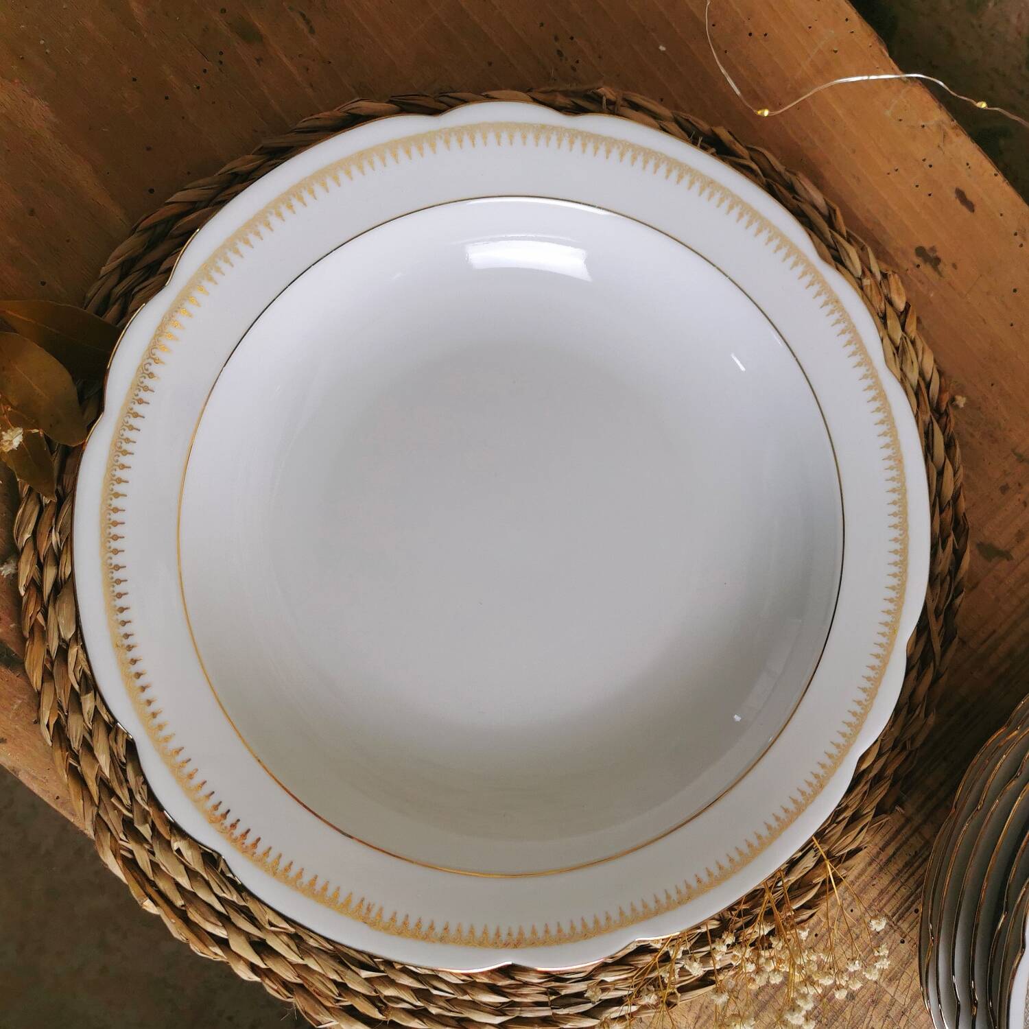 Round dish in Bavaria Porcelain, White and Gold