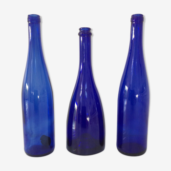 Trio décoratif de bouteilles anciennes en verre bleu