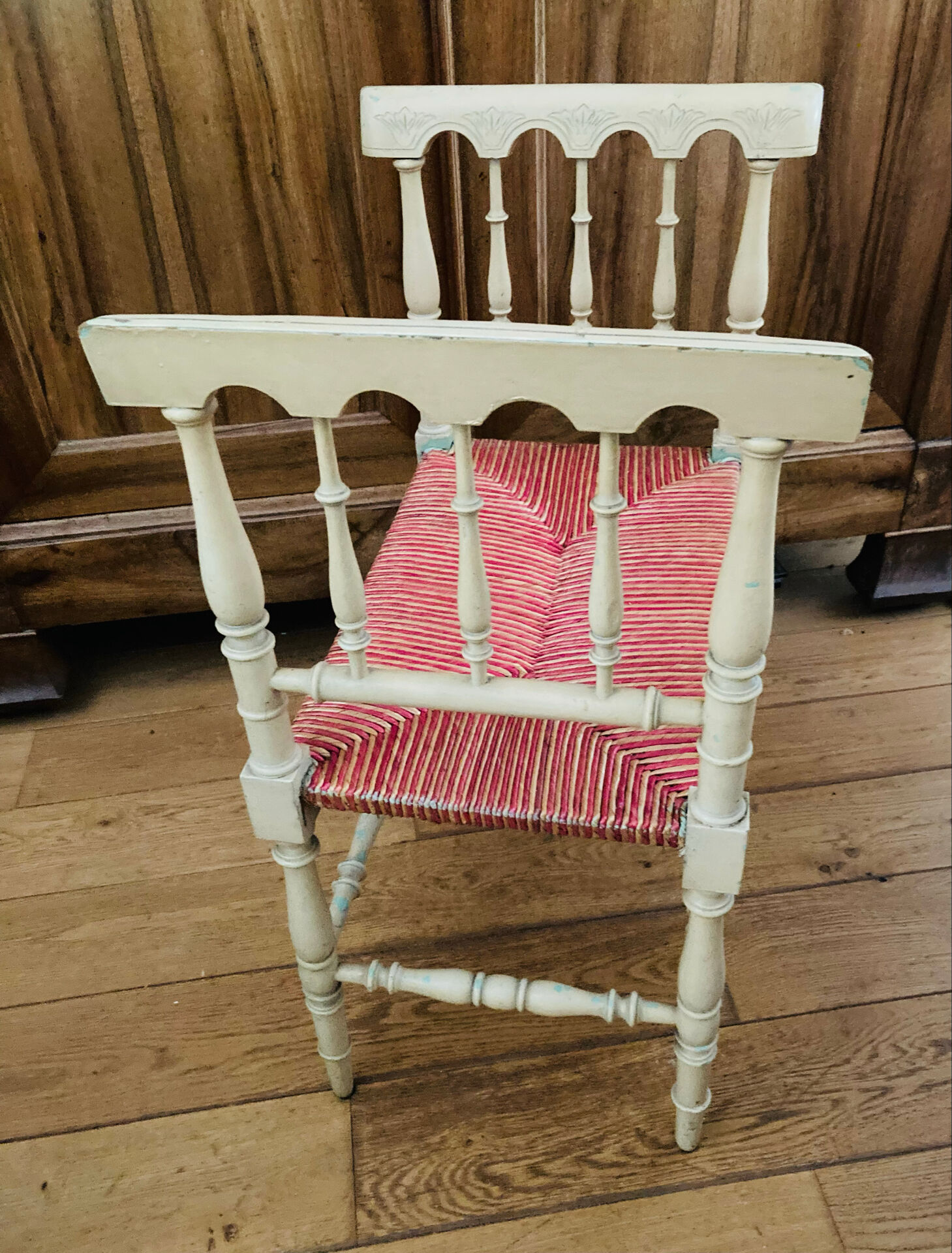 Banquette époque fin XIXe assise en paille colorée structure rechampie