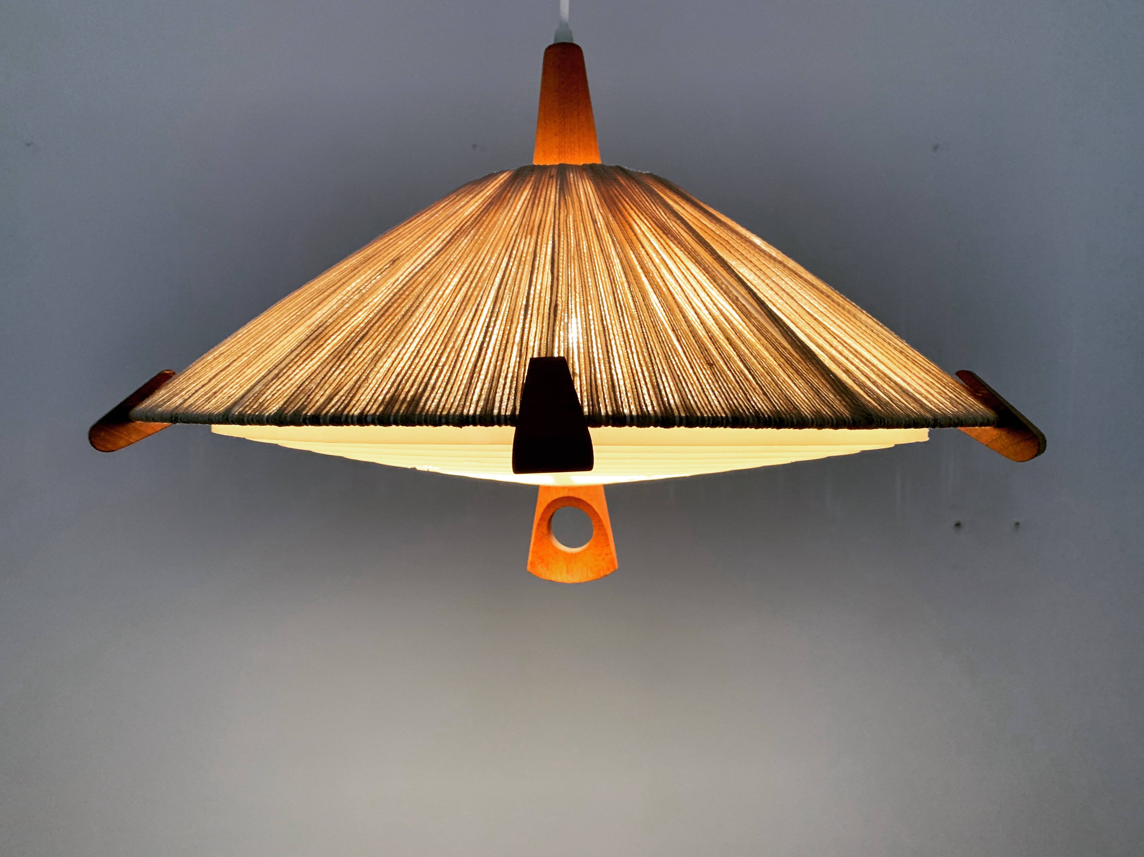 Suspension en sisal et teck par Temde