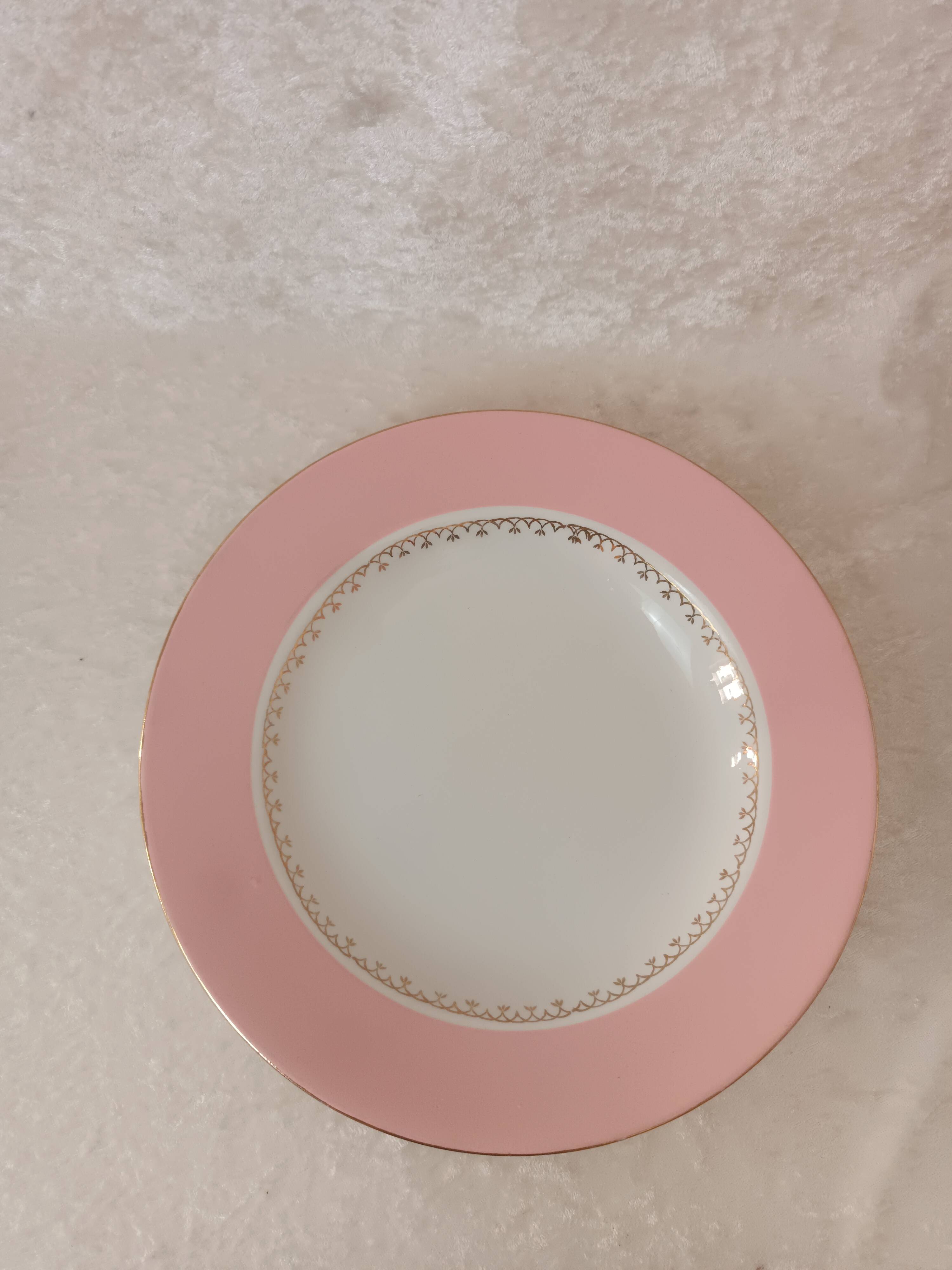 Assiette rose liseré doré L'amandinoise