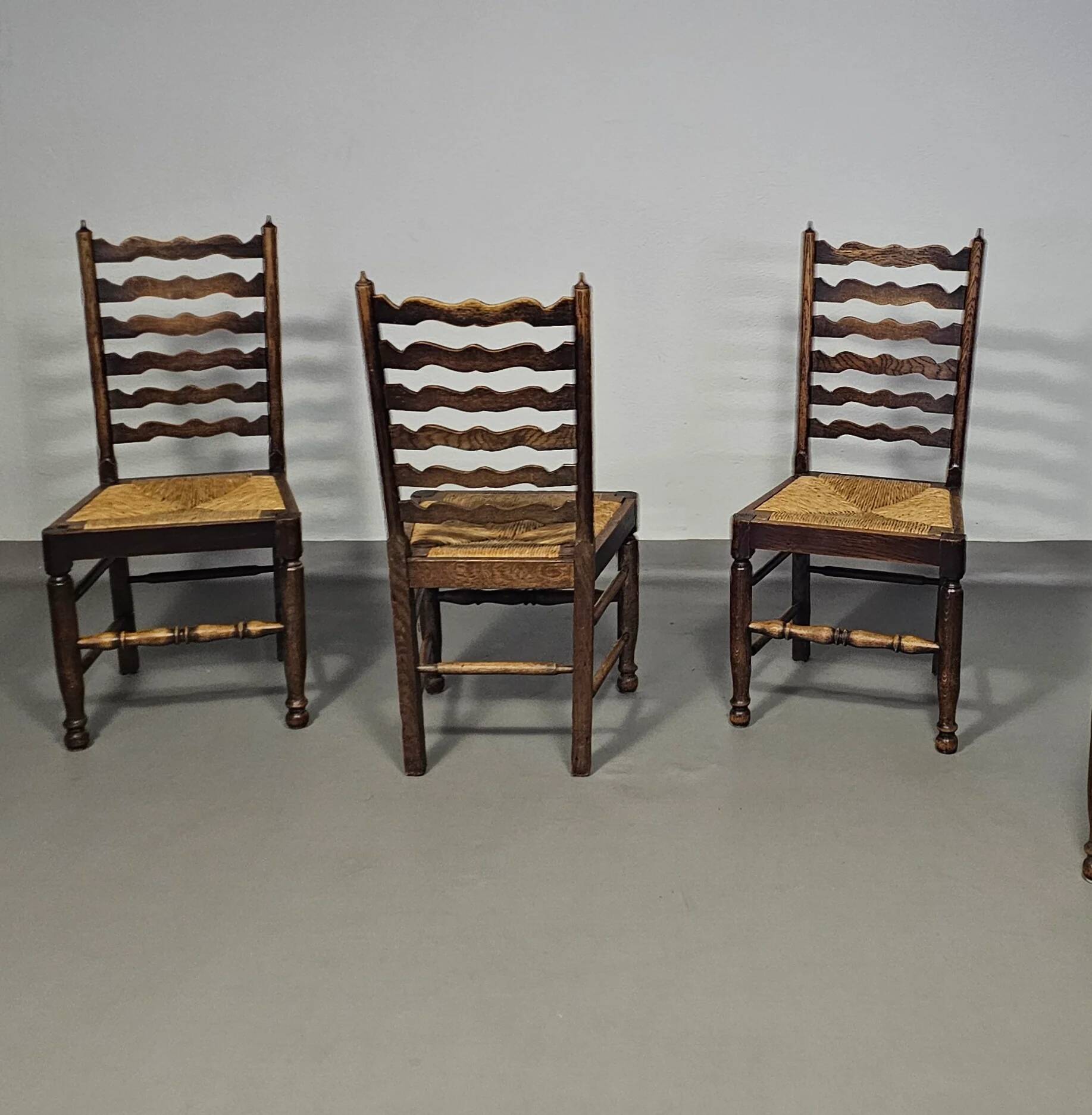 Ensemble de 4 chaises de salle à manger en chêne, rustiques, de ferme, à dossier en échelle avec sièges en jonc, années 1960