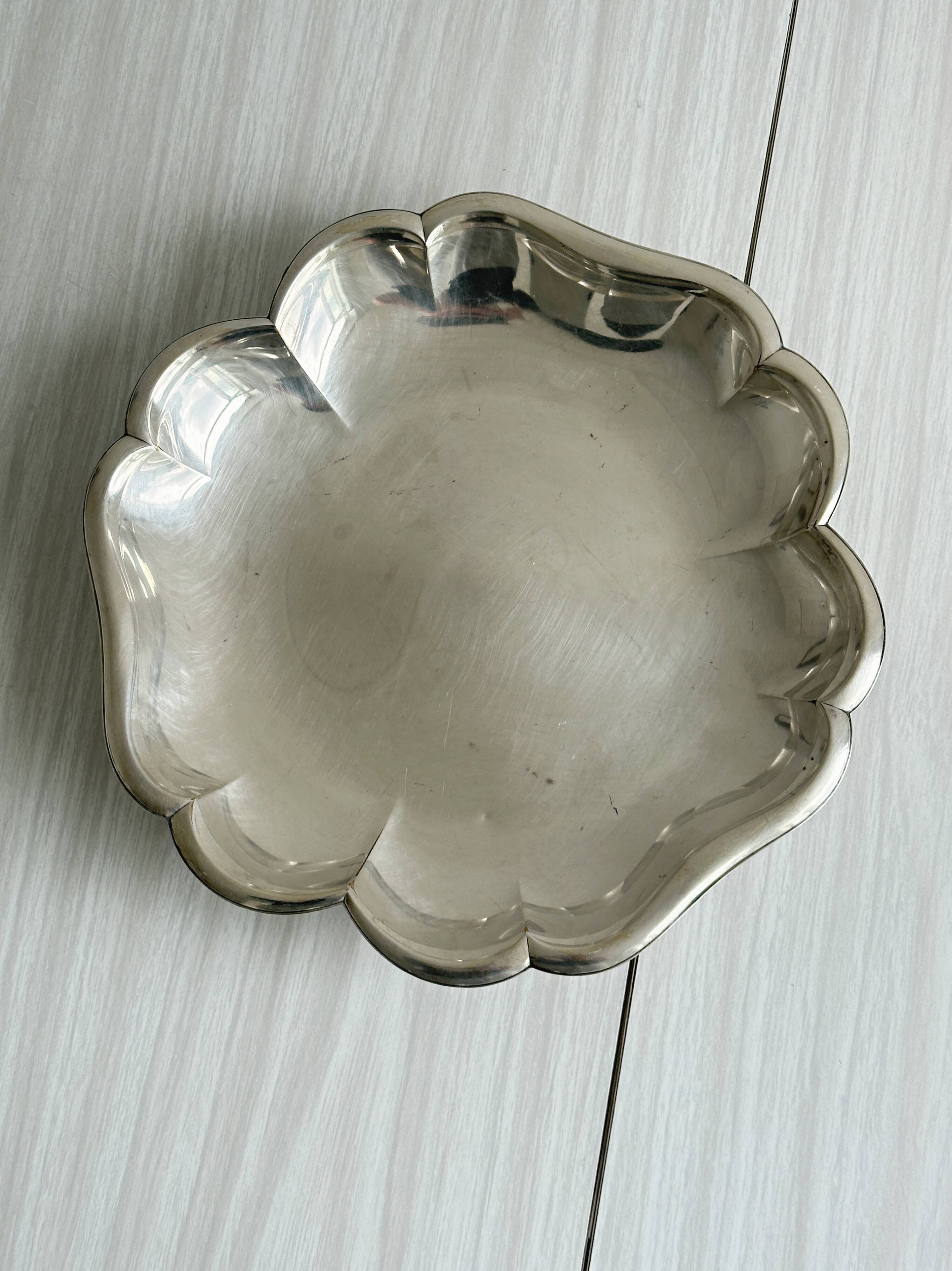 Metal presentation plate