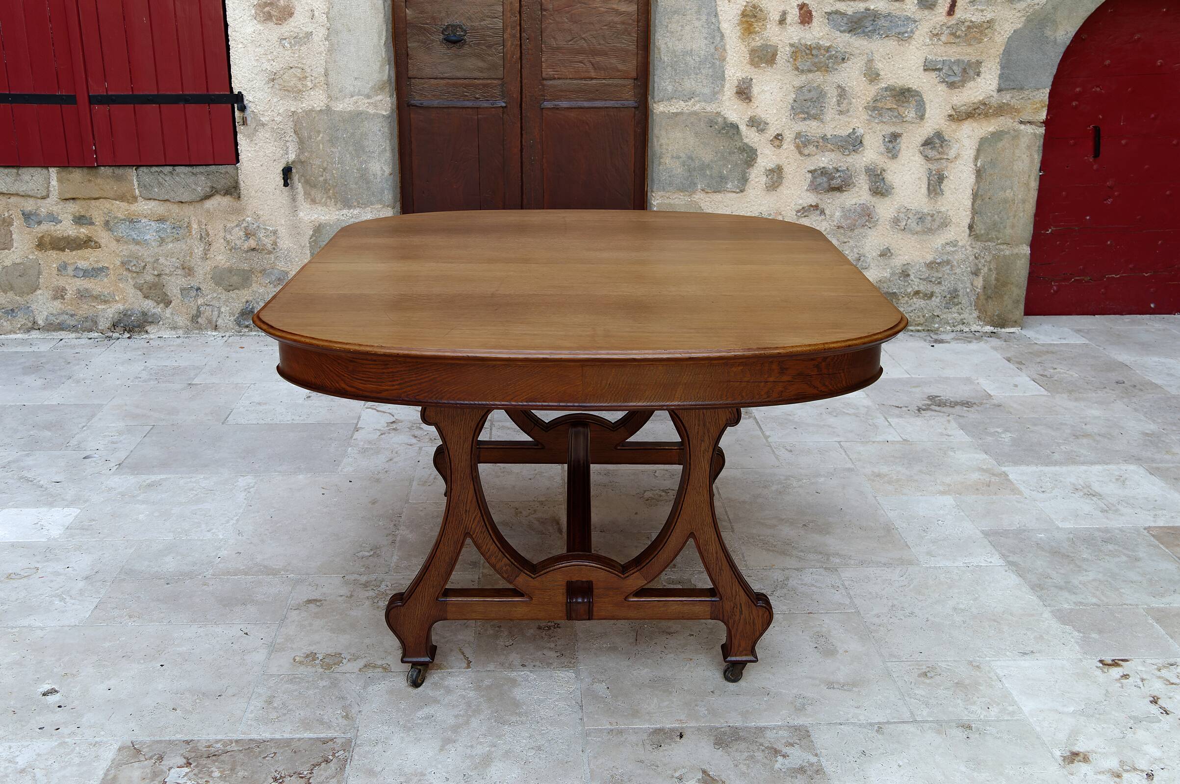 Dining room table by Maison Krieger, Art Nouveau, circa 1900, in solid oak