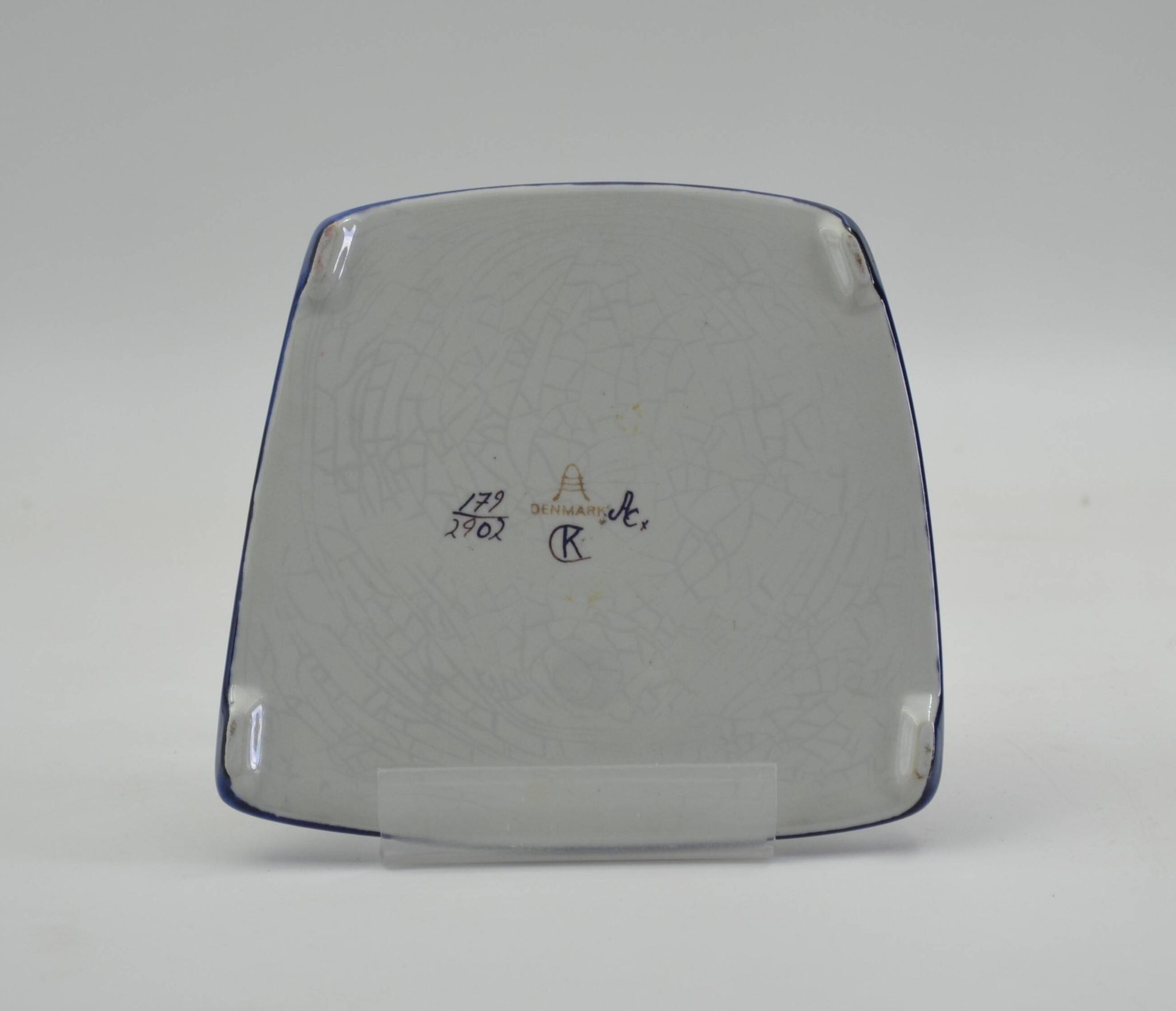 Earthenware plate from the Tenera series by Kari Christensen for Aluminia.