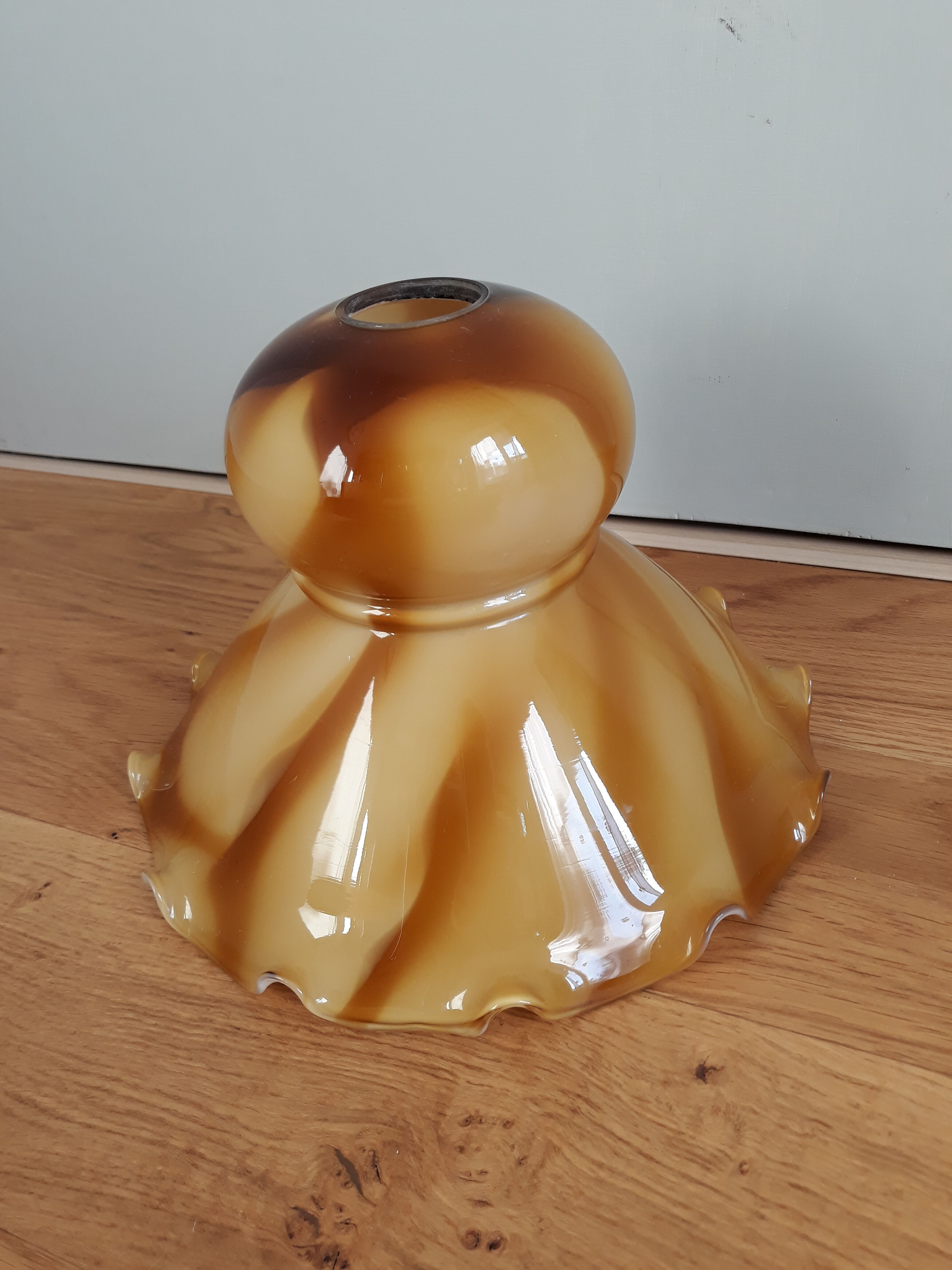 Tulip suspension in opaline caramel color