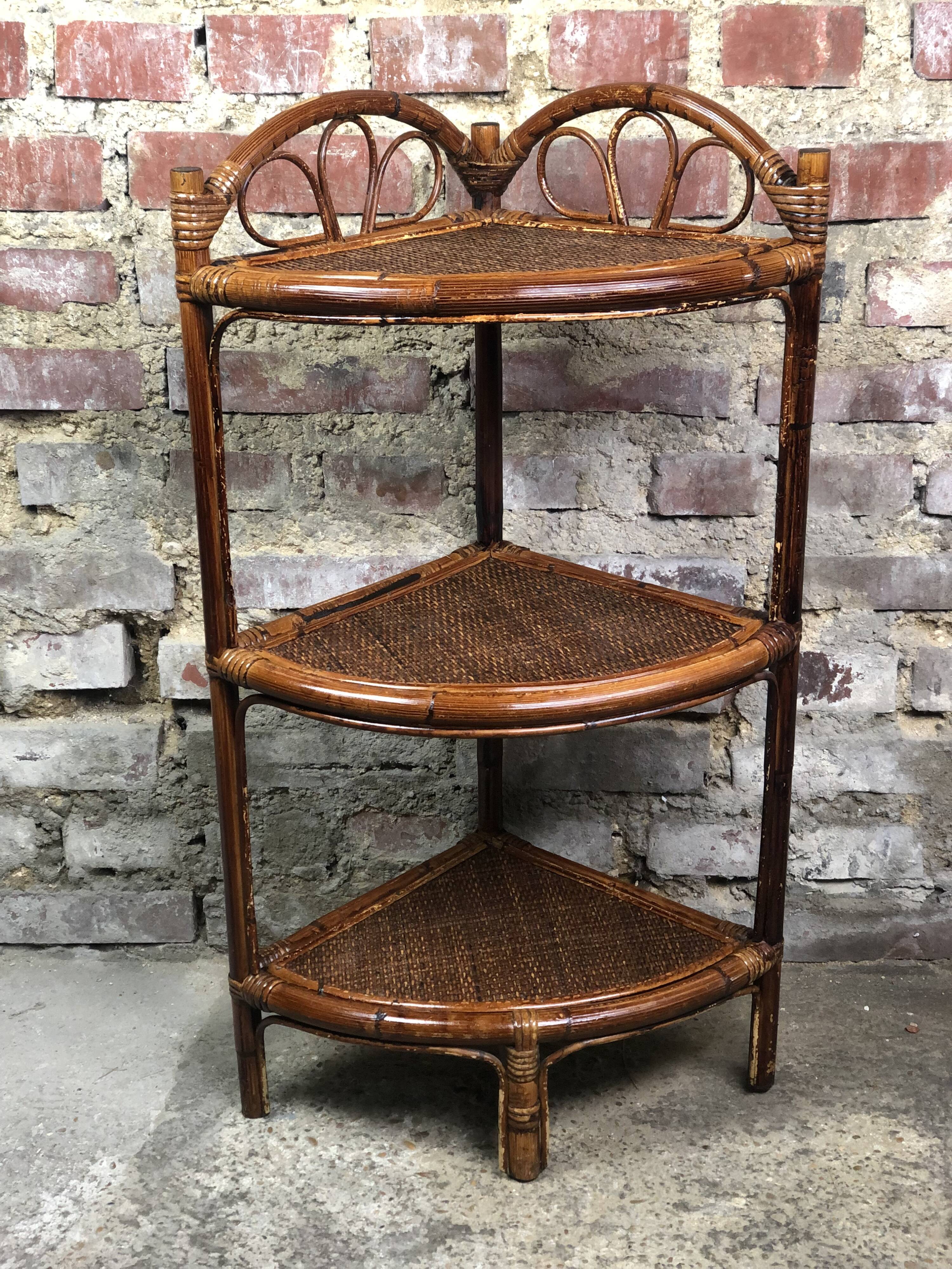 Corner shelf in rattan 70
