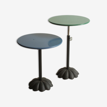 Tables d’appoint rondes réglables en fonte postmoderne à base de fleurs, bleues et vertes, années 1980.