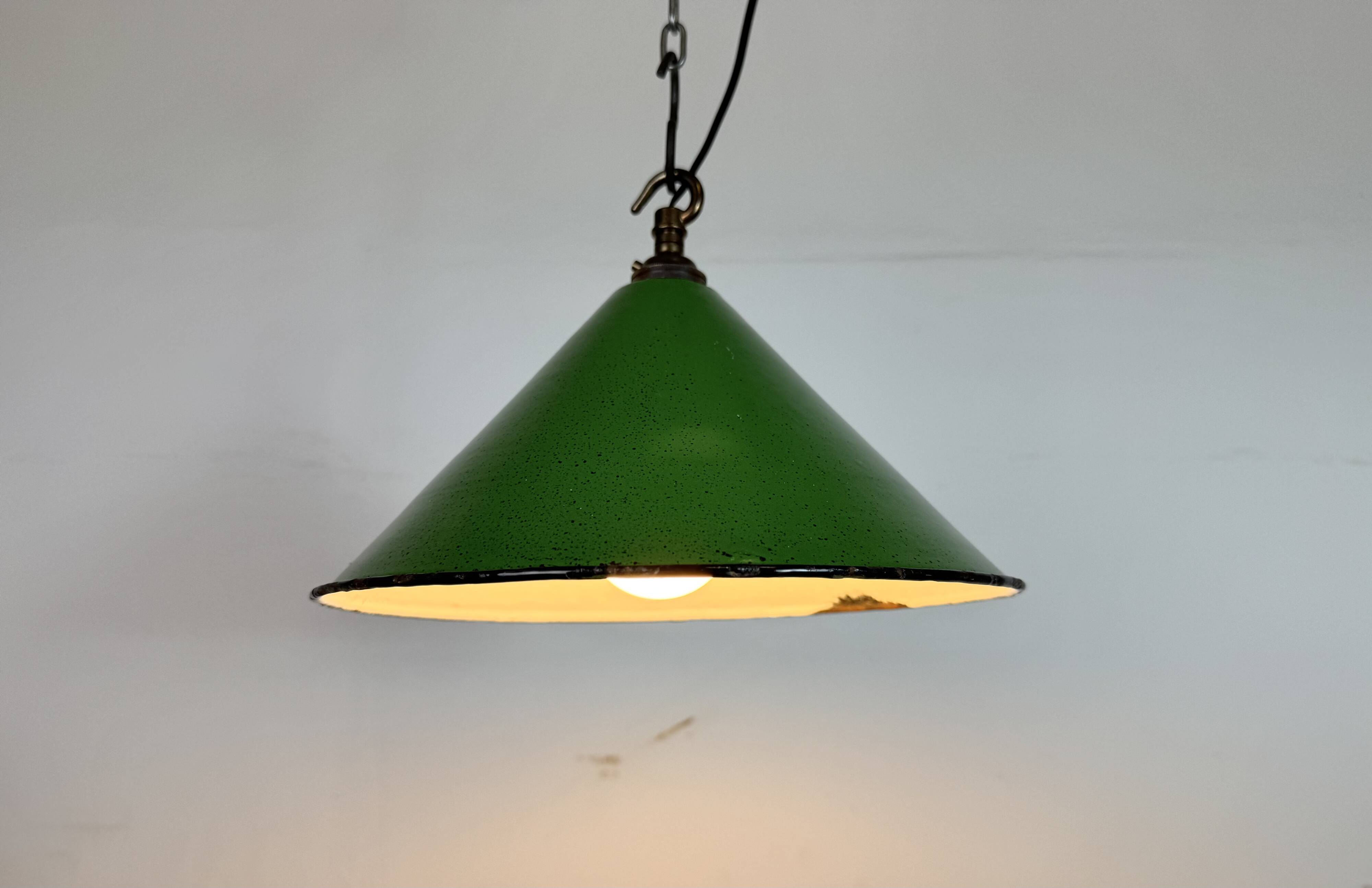 Suspension industrielle en tôle émaillée verte, années 1950