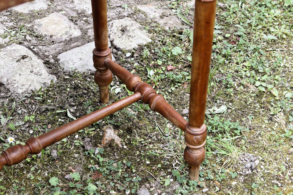 Table en bois massif, un tiroir, bois tourné