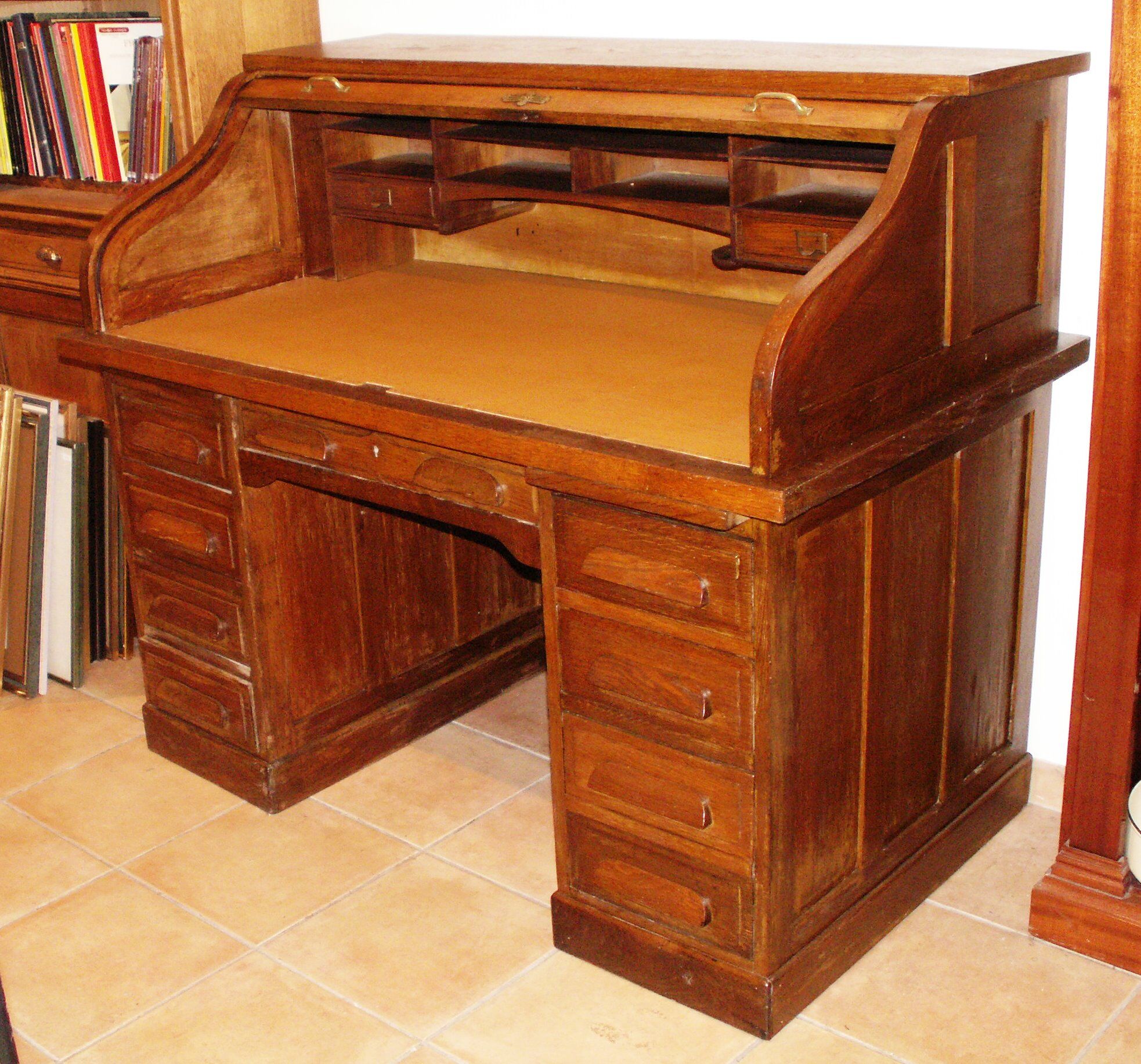 Roll-top desk