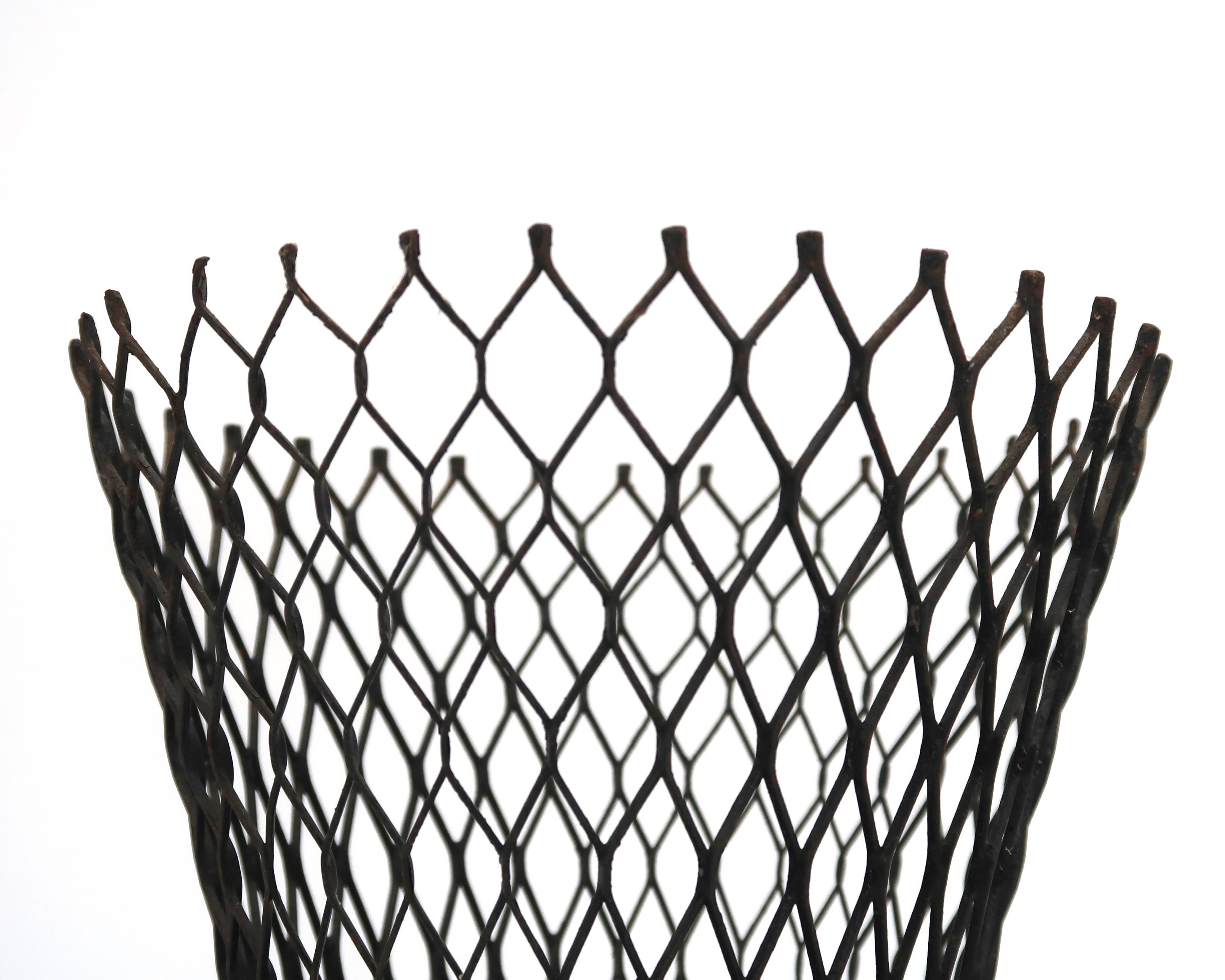 Cache pot en métal grillagé noir style Mathieu Matégot, années 50