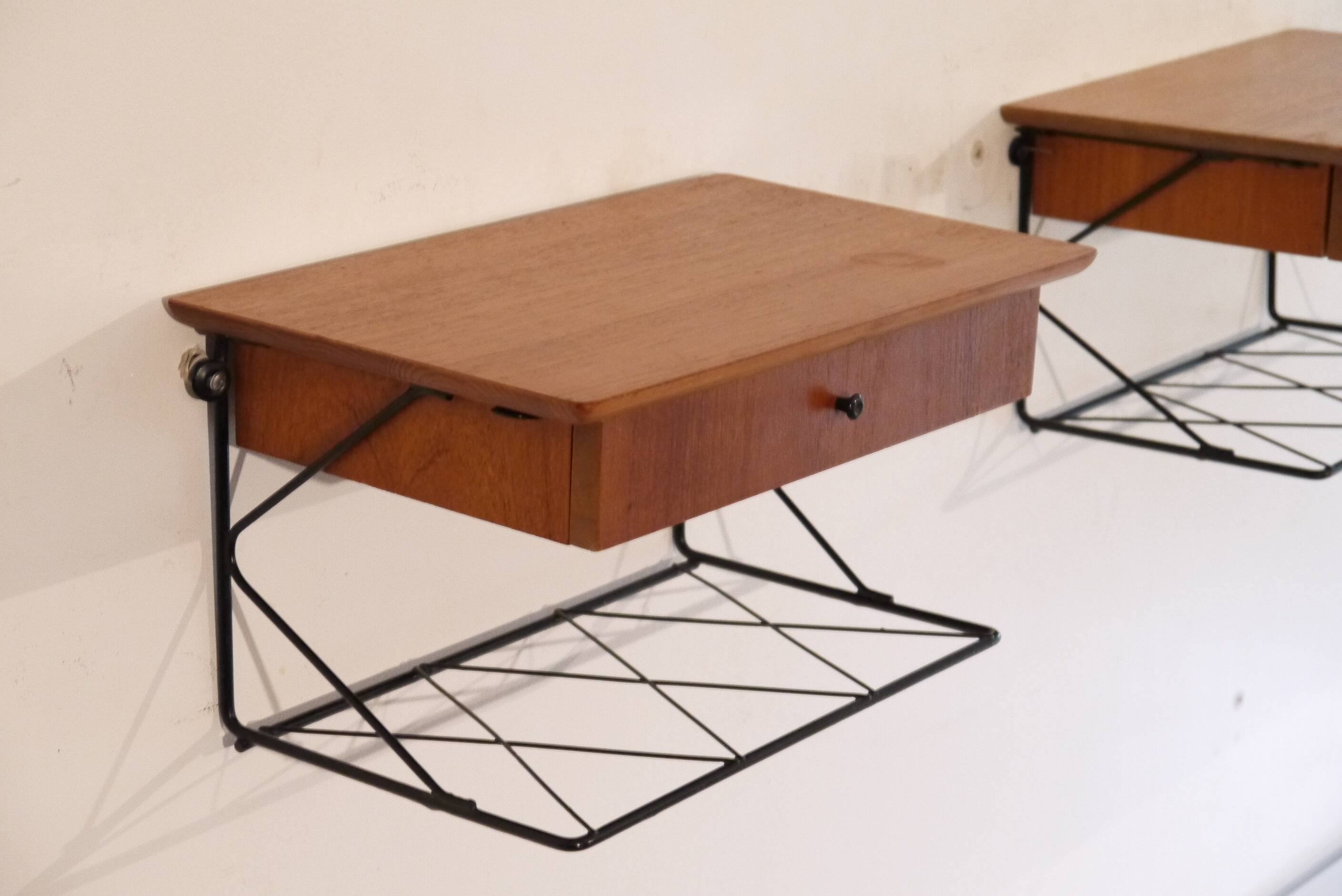 Paire de chevets flottants en teck 1960