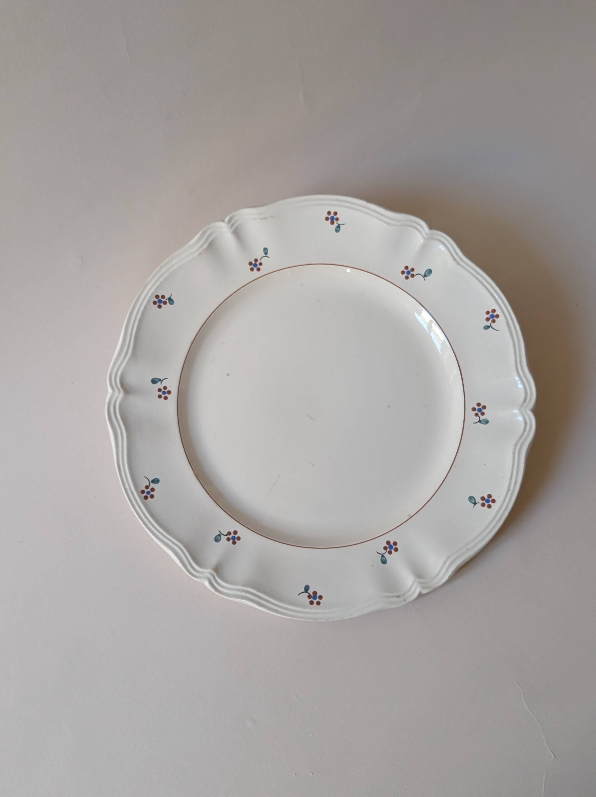 Small beige flower dish