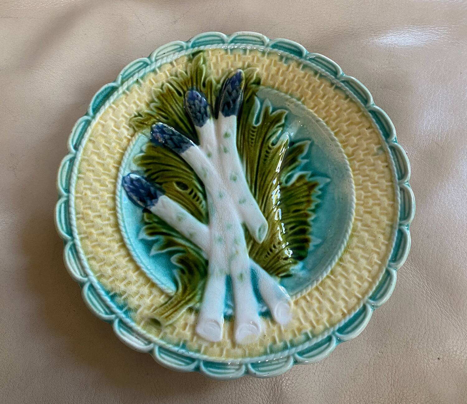 Assiette à asperges, artichaut en majolique