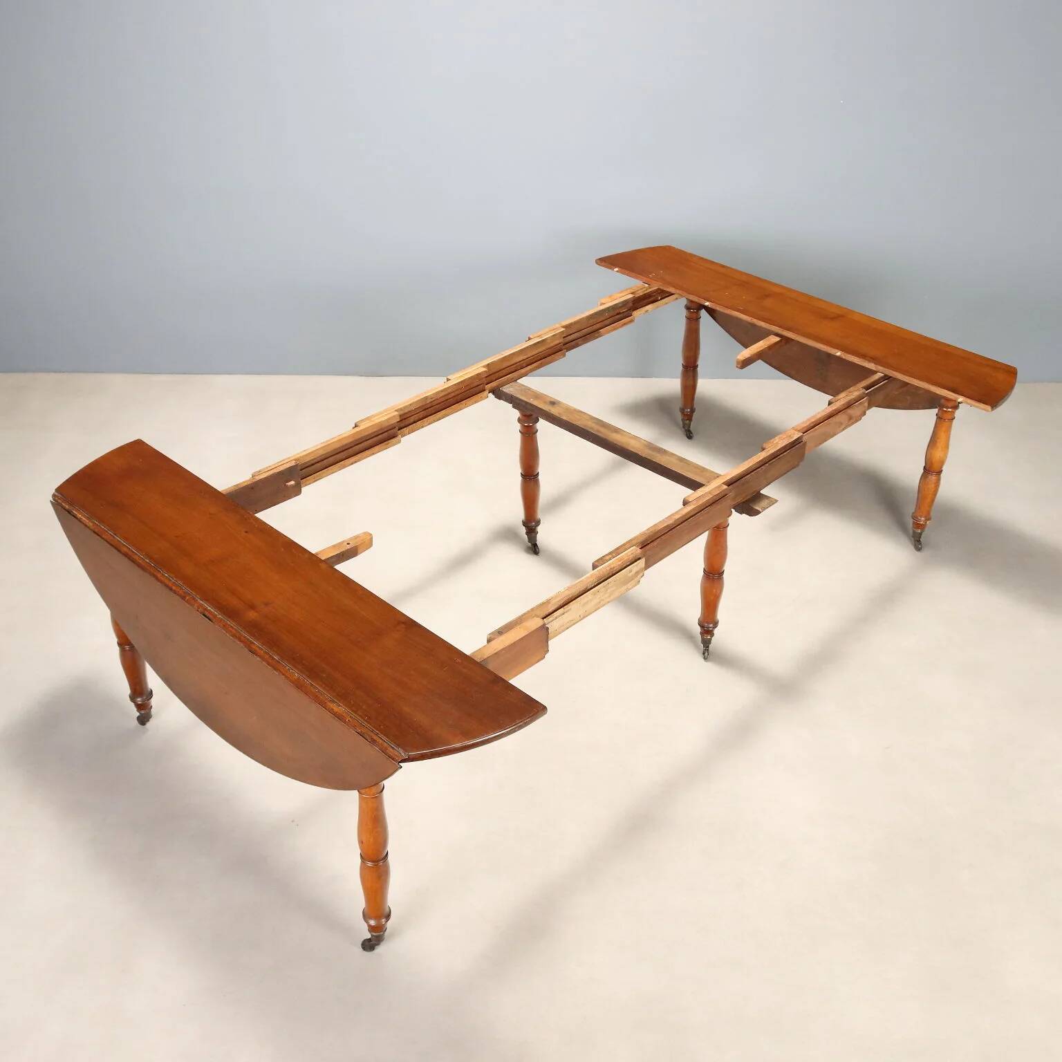 Table ancienne extensible en noyer, Italie, XIXe siècle