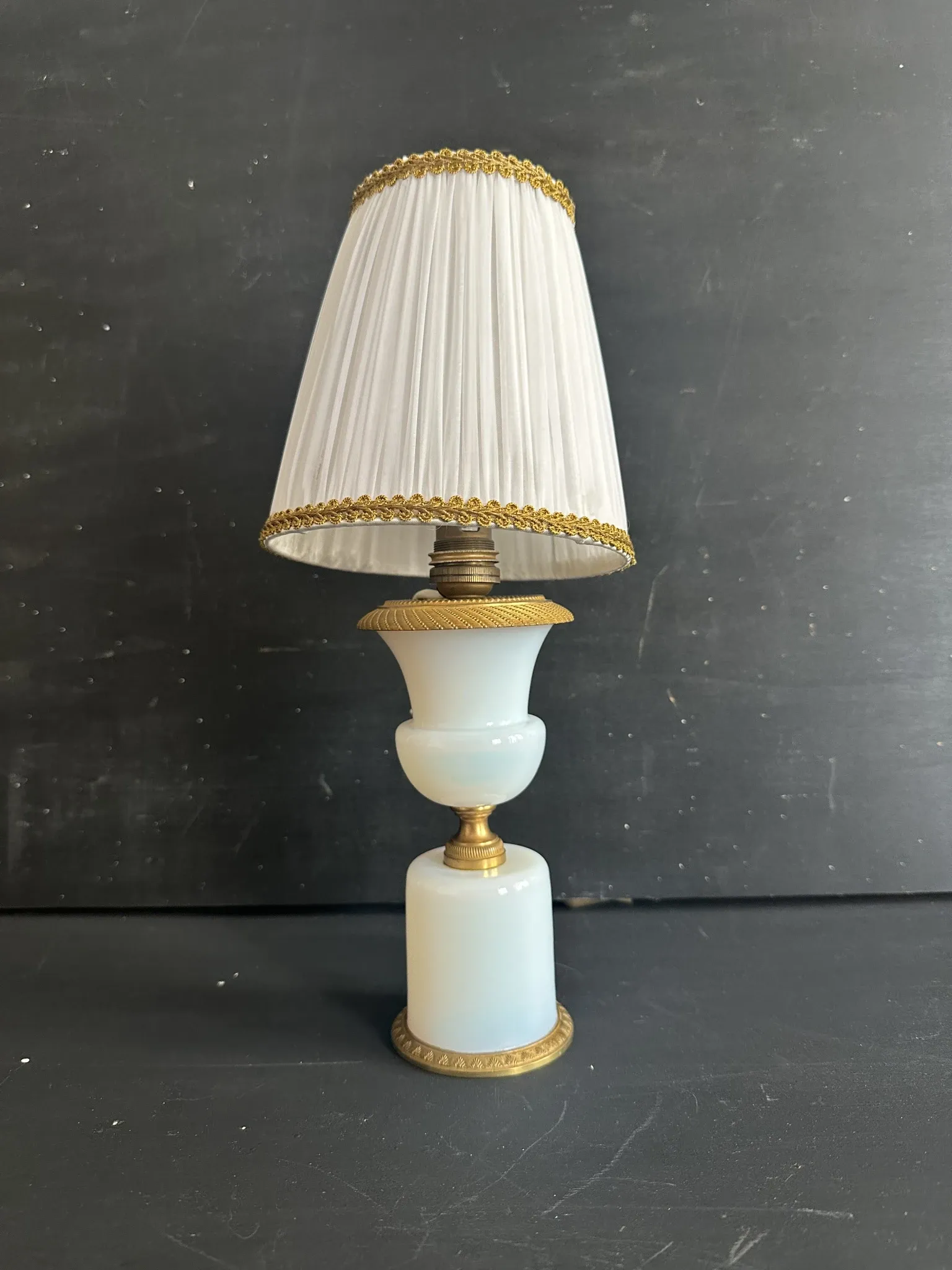 Lampe XIXe en opaline blanche et métal doré
