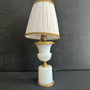 Lampe XIXe en opaline blanche et métal doré