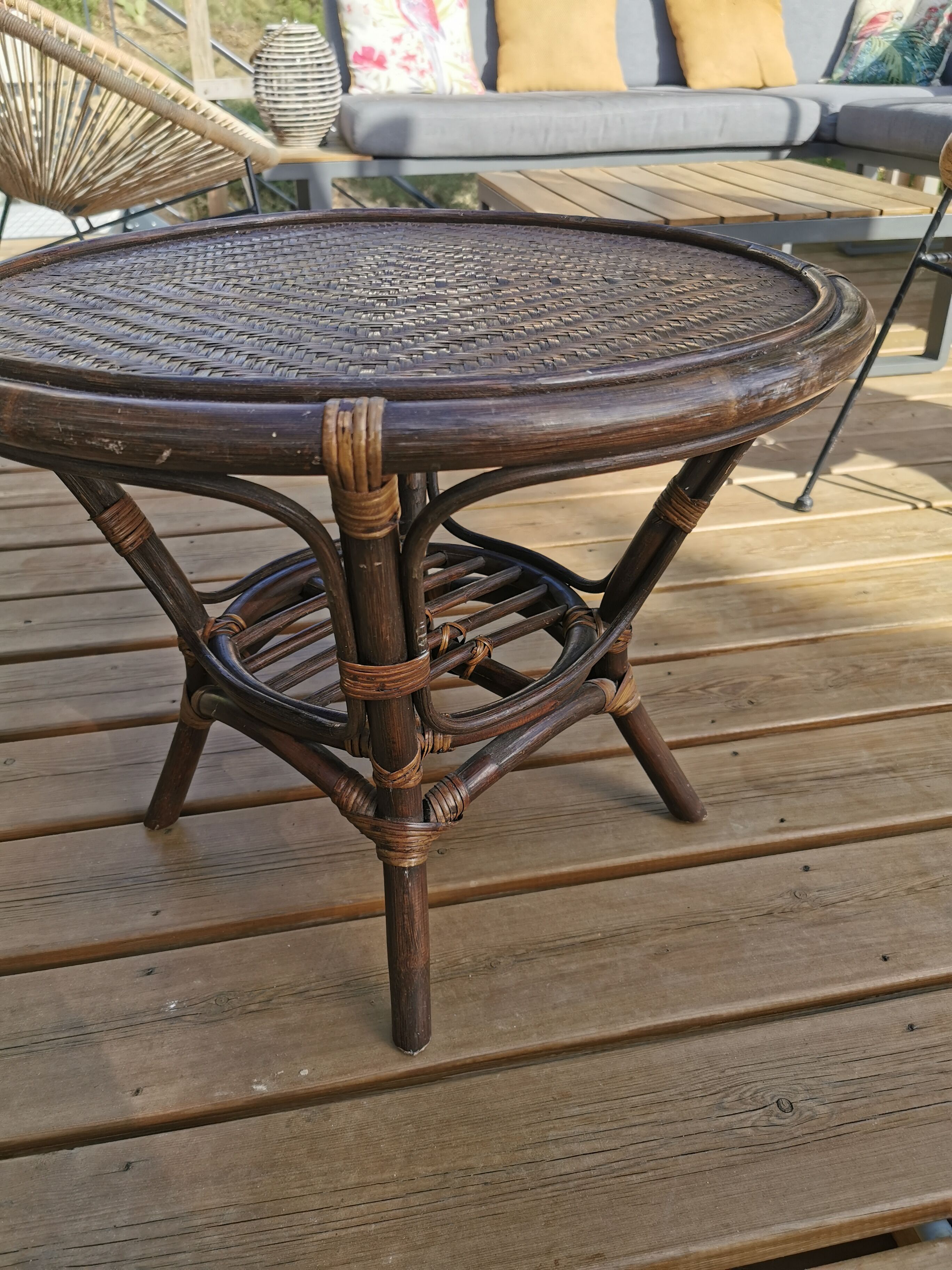 Round vintage coffee table in bombous and rattan