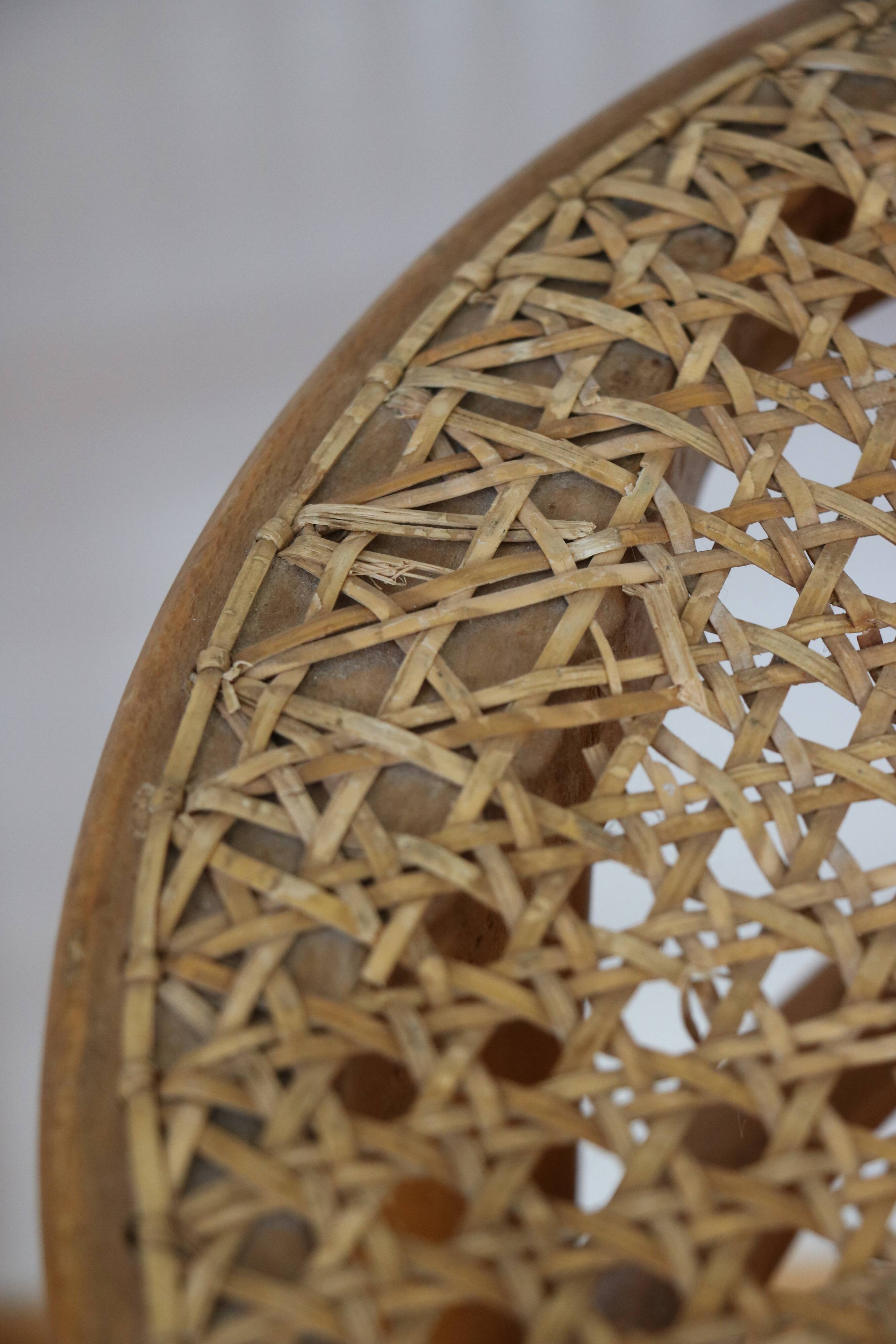Tabouret en bois courbé et cannage