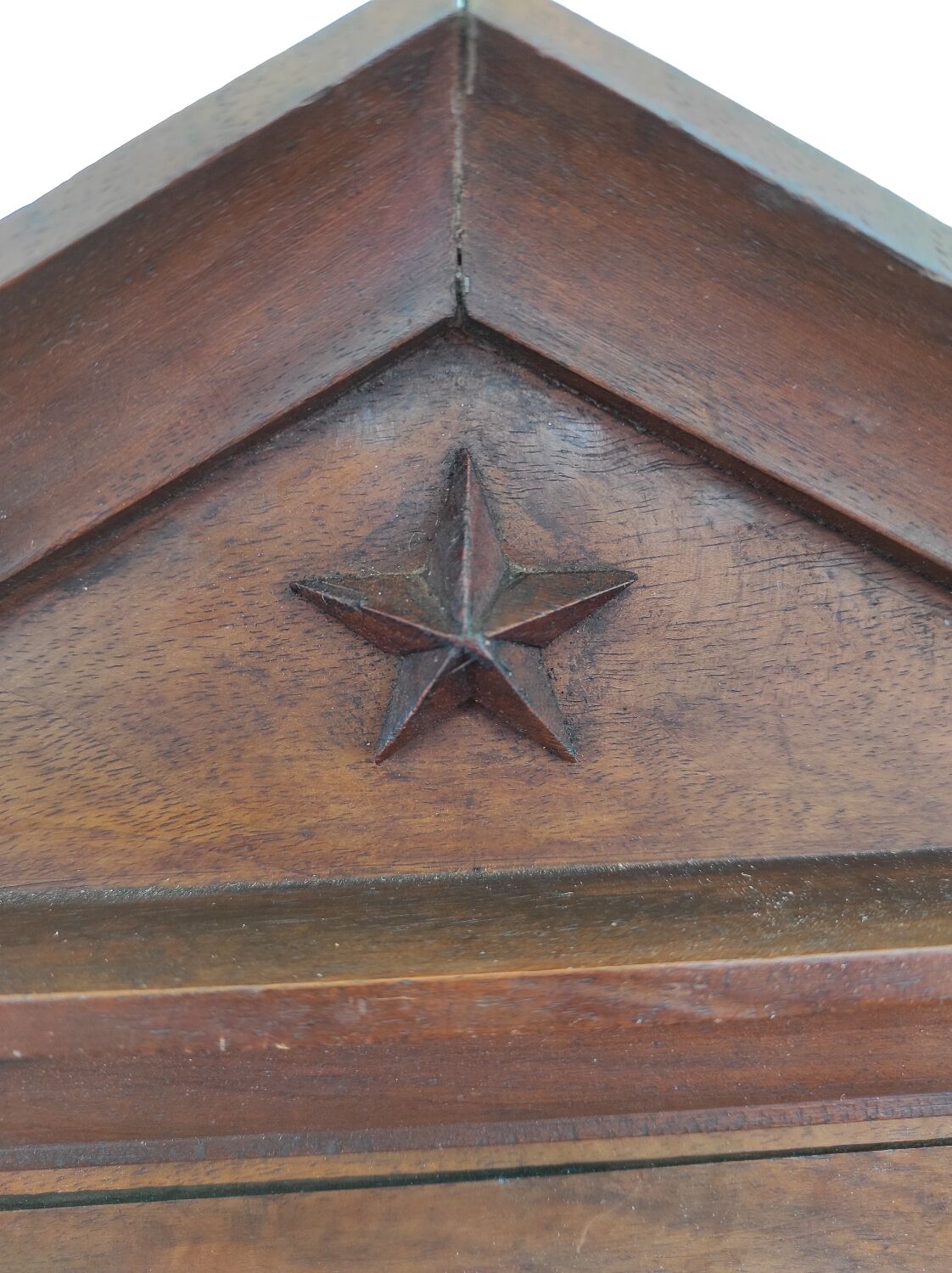 Showcase to pose nineteenth century walnut