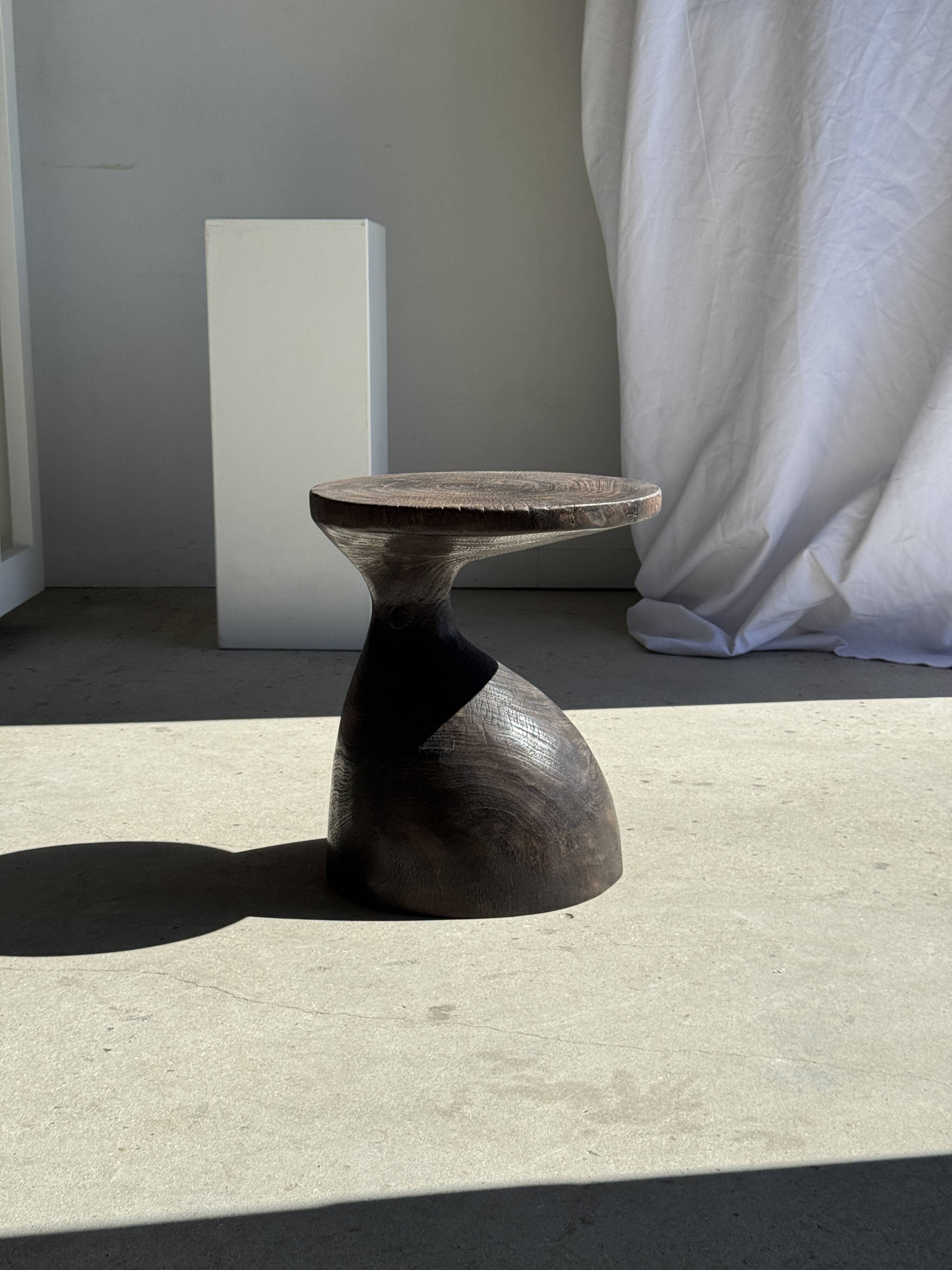 Sexy Neck - Solid wood (monoxyle) brown side table