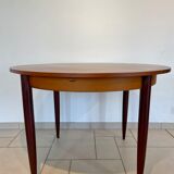 Extendable teak round table