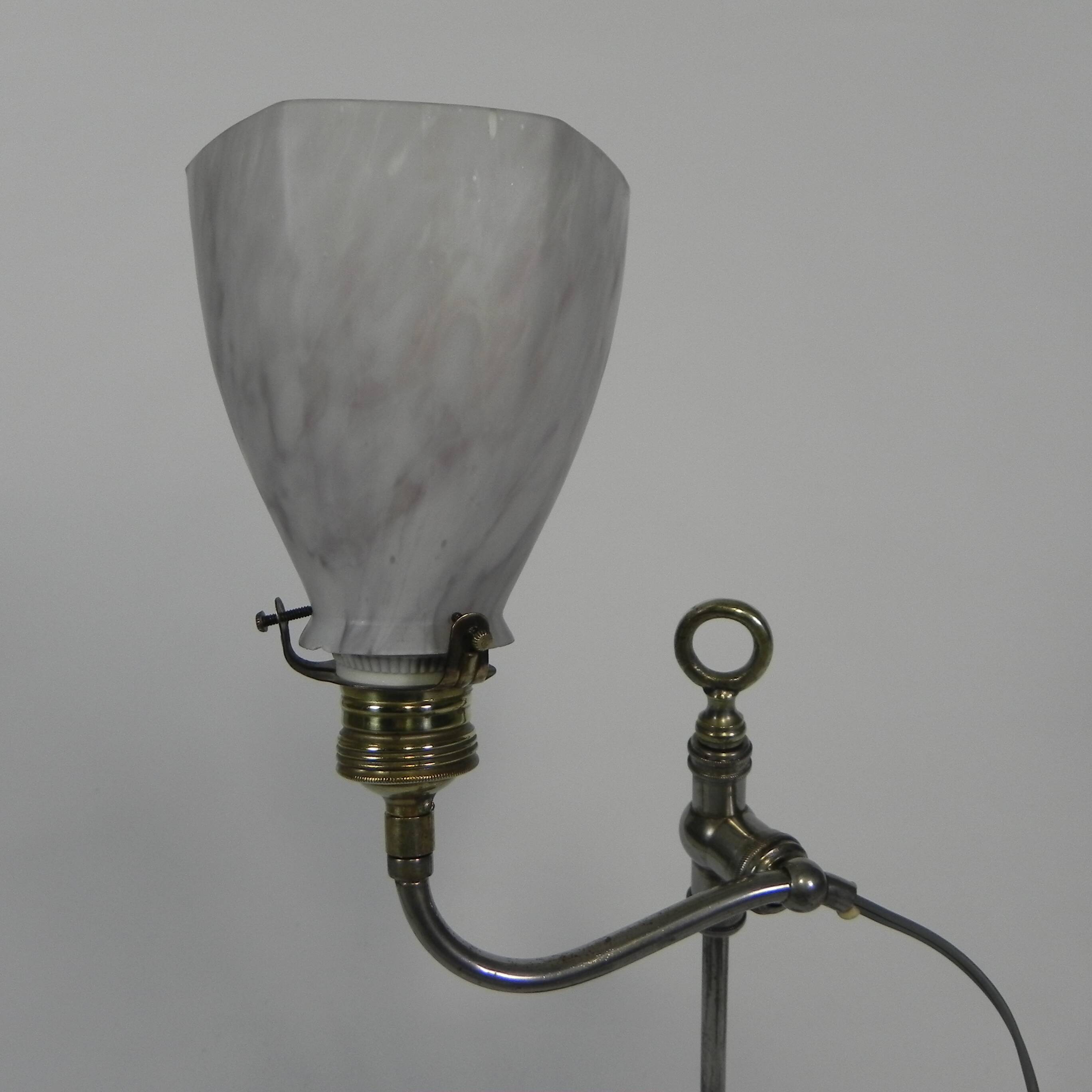 Lampe de bureau française avec abat-jour en verre, réglable, années 1930