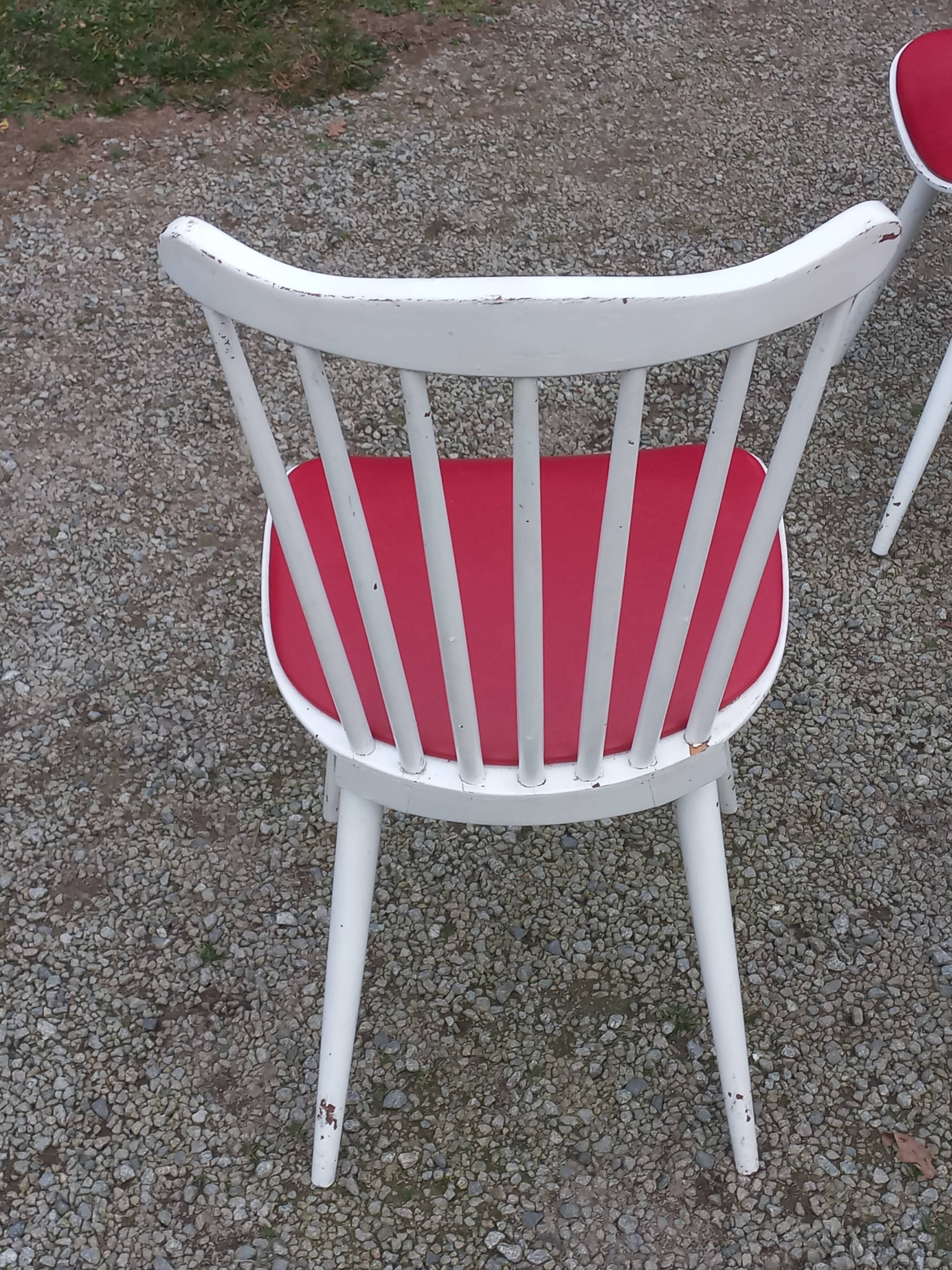 Set of 4 Scandinavian style chairs from the 50s in white lacquered wood and red skaï patties