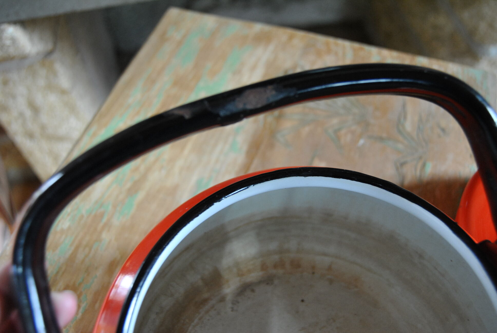 Orange enamelled kettle 60s/70s