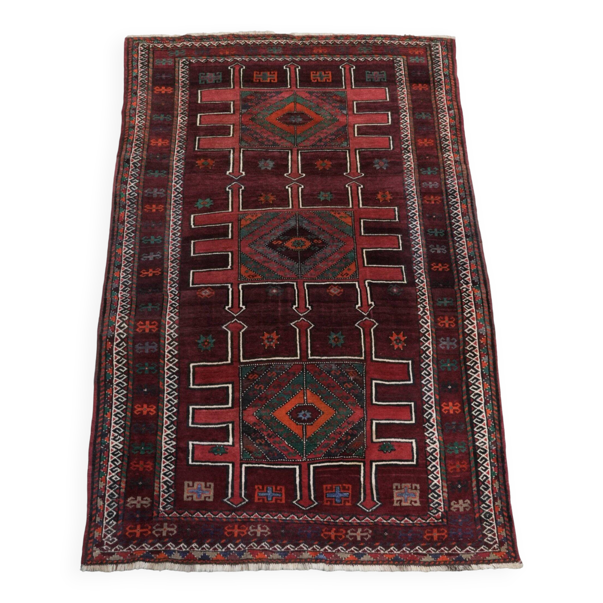 Hand-knotted rug of 308x210cm in oriental style with mainly red colours