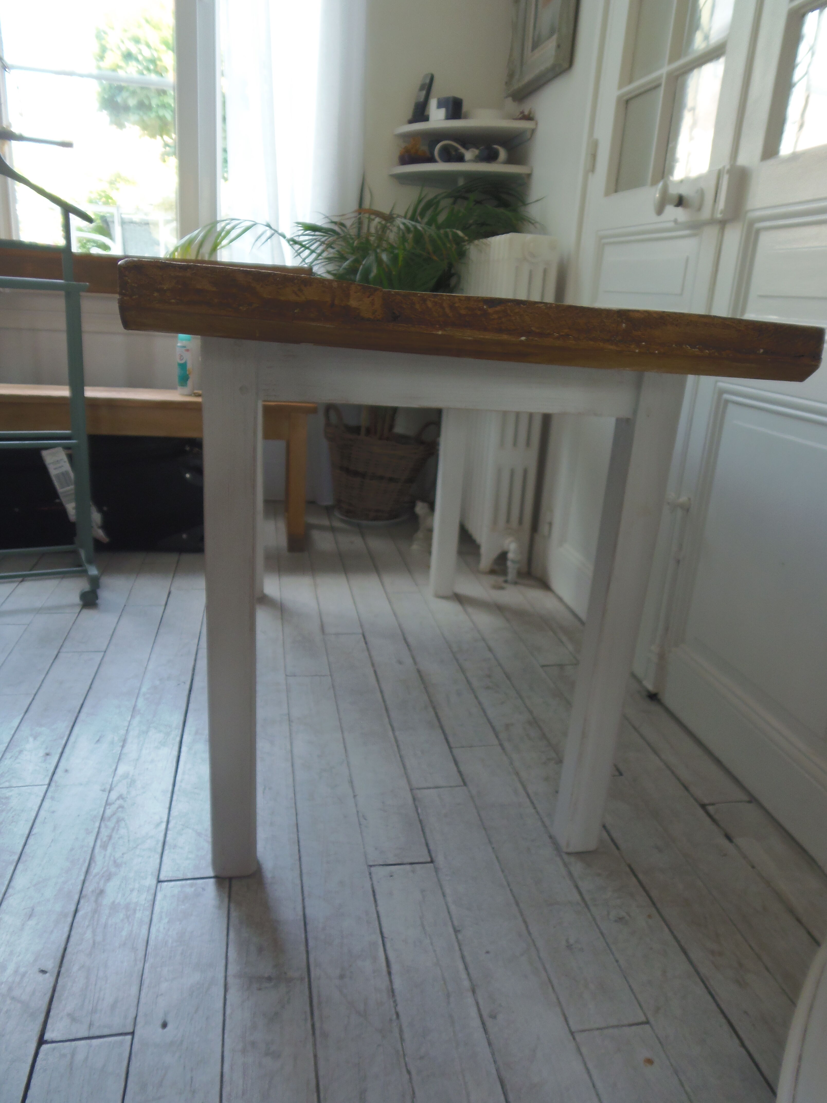 Farm table, leg and belt patinated pearl gray, waxed top medium oak.