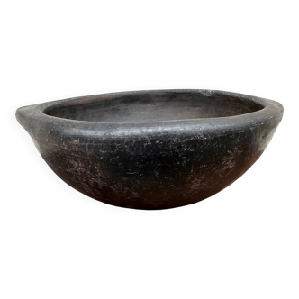 Ancient bowl, Colombian ceramic pottery La Chamba.