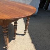 Round folding table
