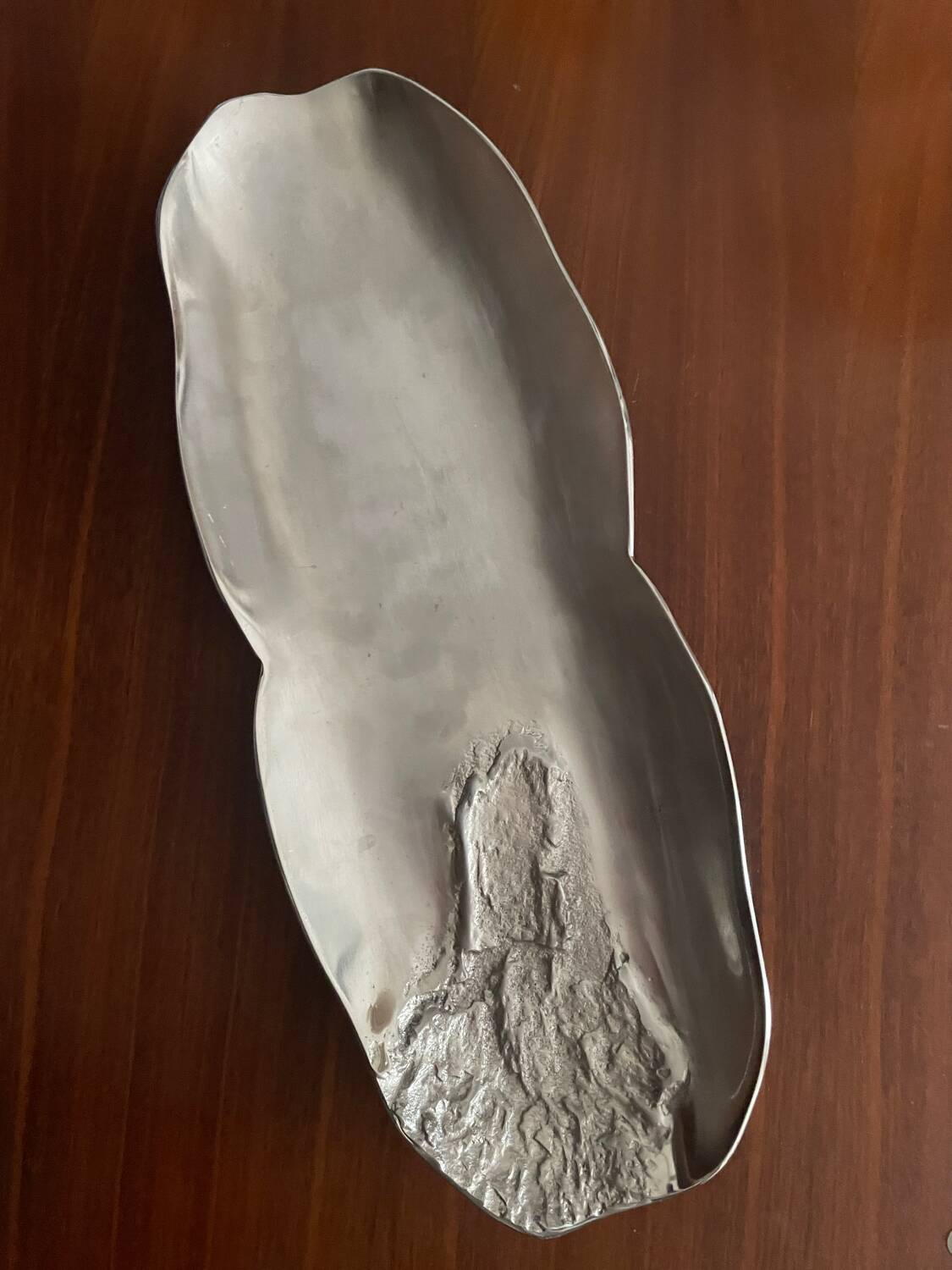 Cast aluminum centerpiece