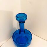 Carafe en verre bleu