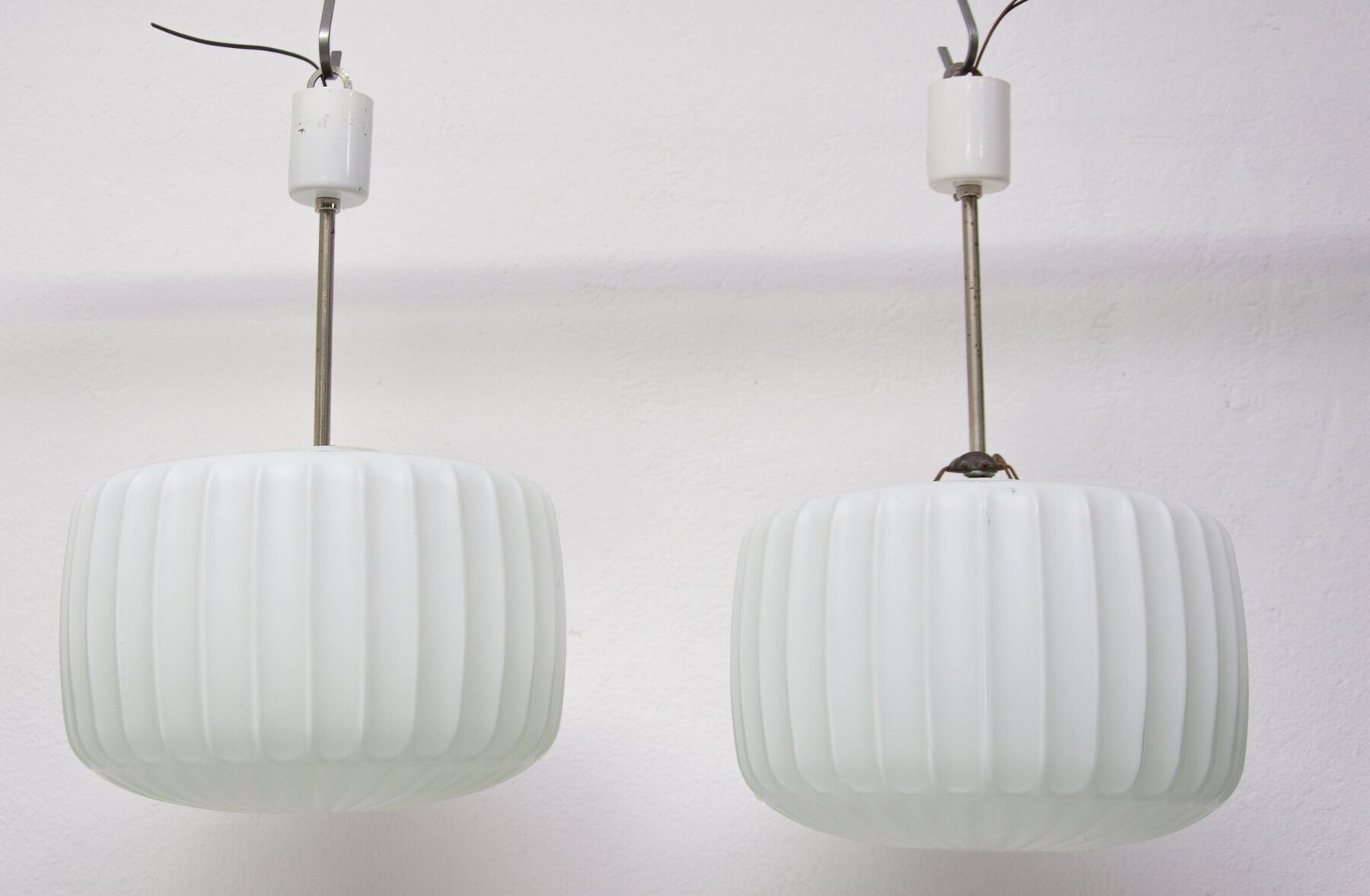 Paire de suspensions en verre opaline Vintage, bloc de l’est 1970