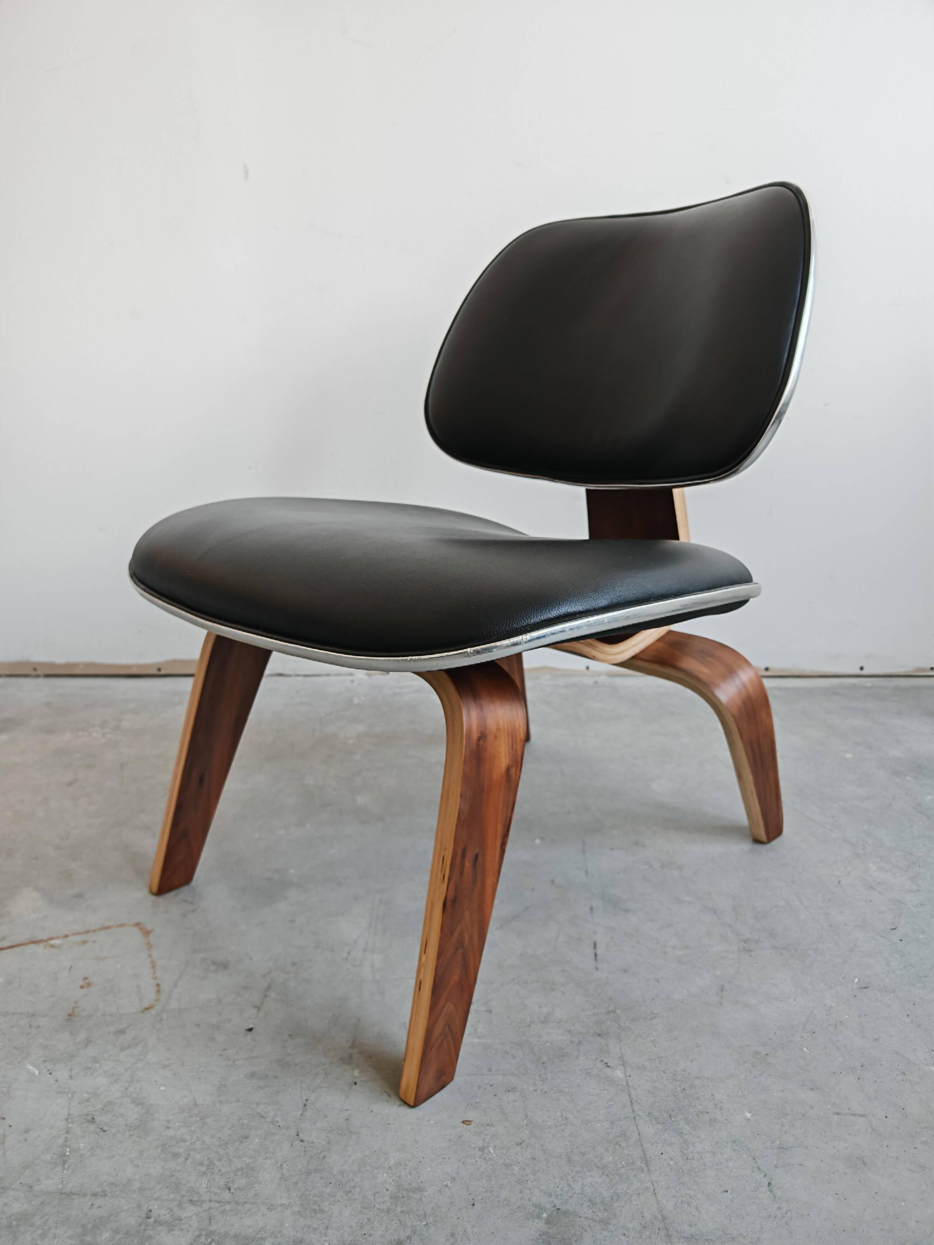 Mid Century Modern lounge chair LCW by Charles and Ray Eames