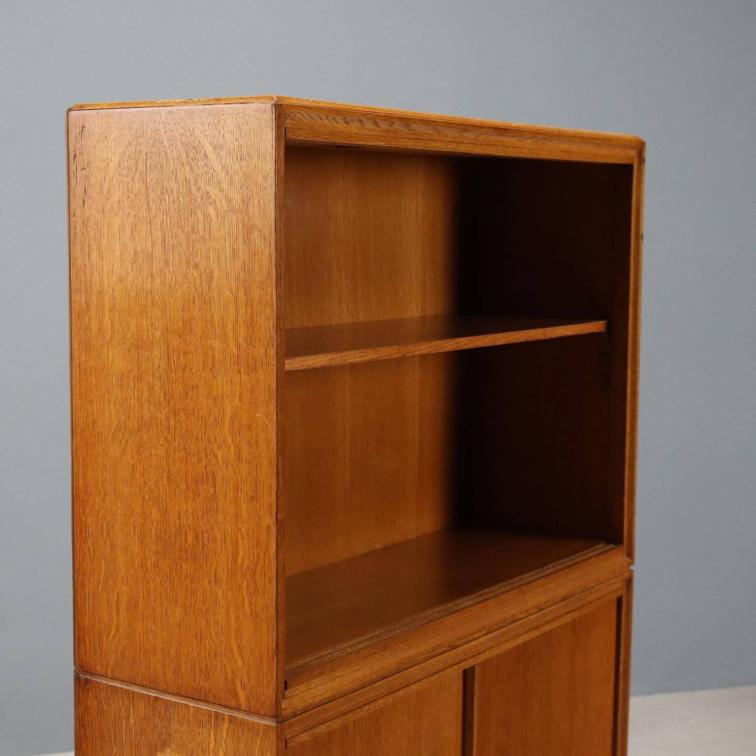Petite armoire design vintage plaquée en chêne des années 50 d'origine