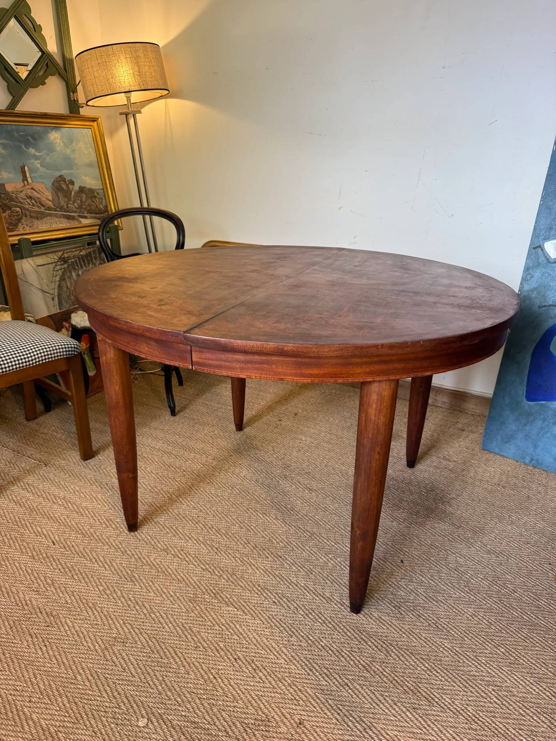 Oval extendable dining table in wood and walnut burl veneer.