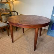 Oval extendable dining table in wood and walnut burl veneer.