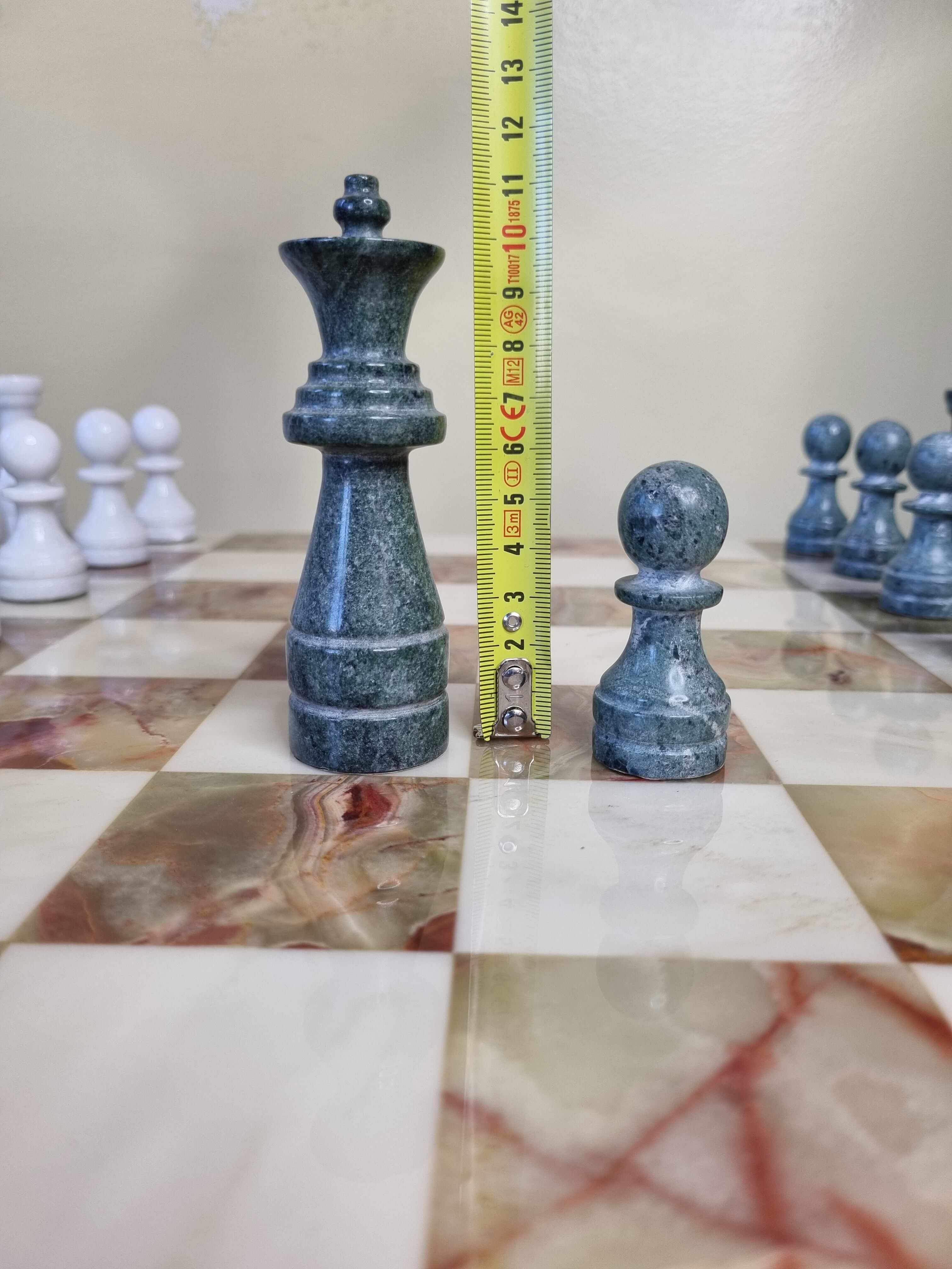 Table et jeu d'échecs en onyx et marbre blanc