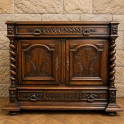 Meuble pantalonniére en bois sculpté – Colonnes torses – Dessus de marbre