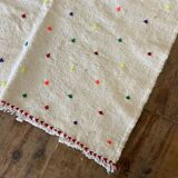 Tapis berbère à pois fluo