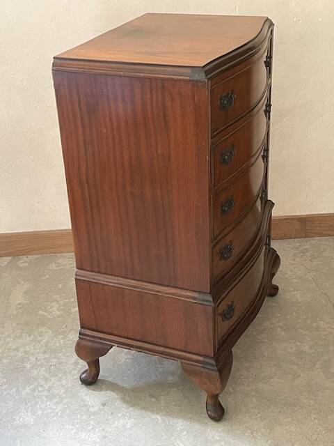 mahogany chest of drawers
