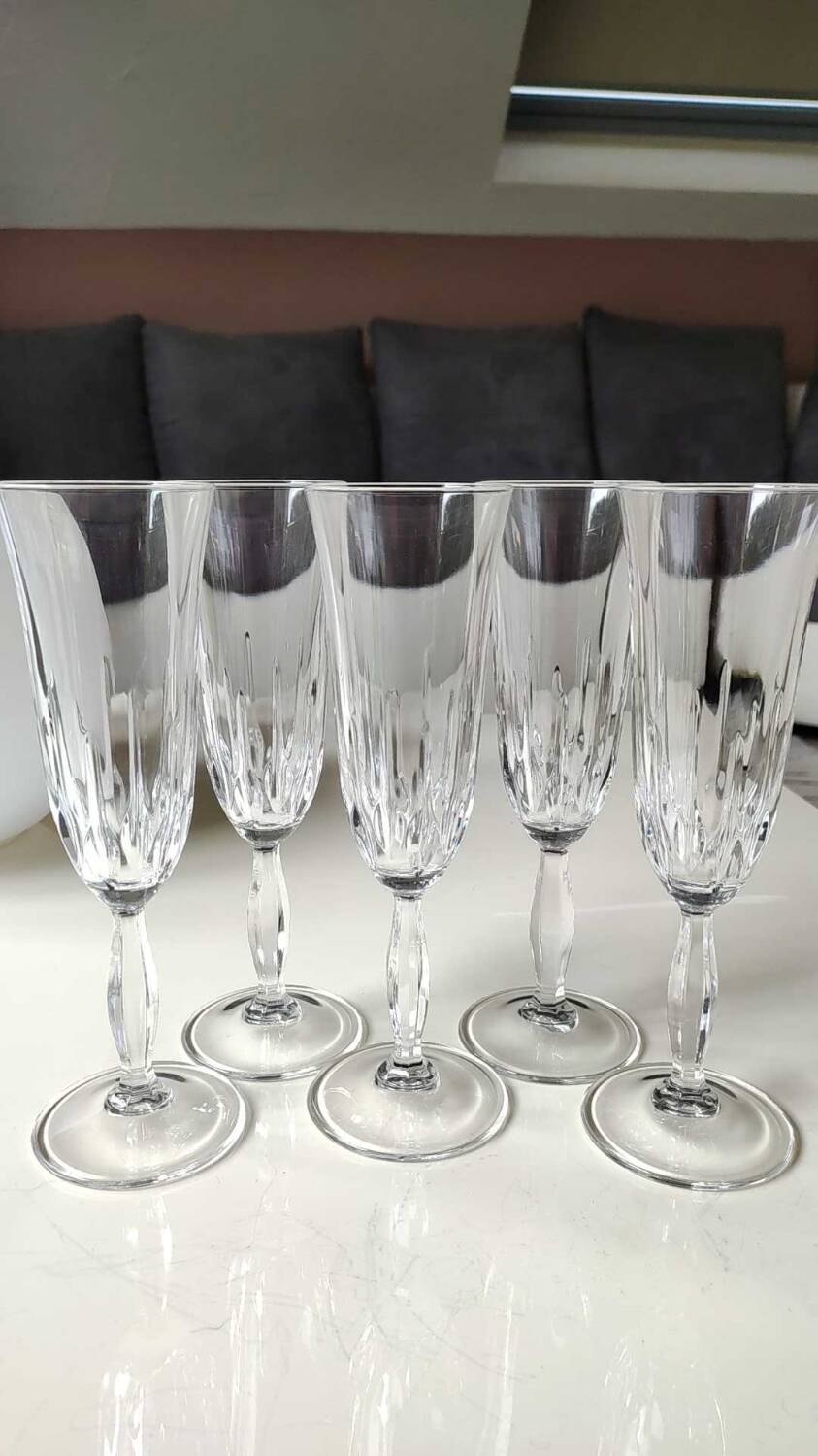 Lot 5 Large champagne flutes in cut crystal. Diamond drop/point patterns. High 20.5 cm
