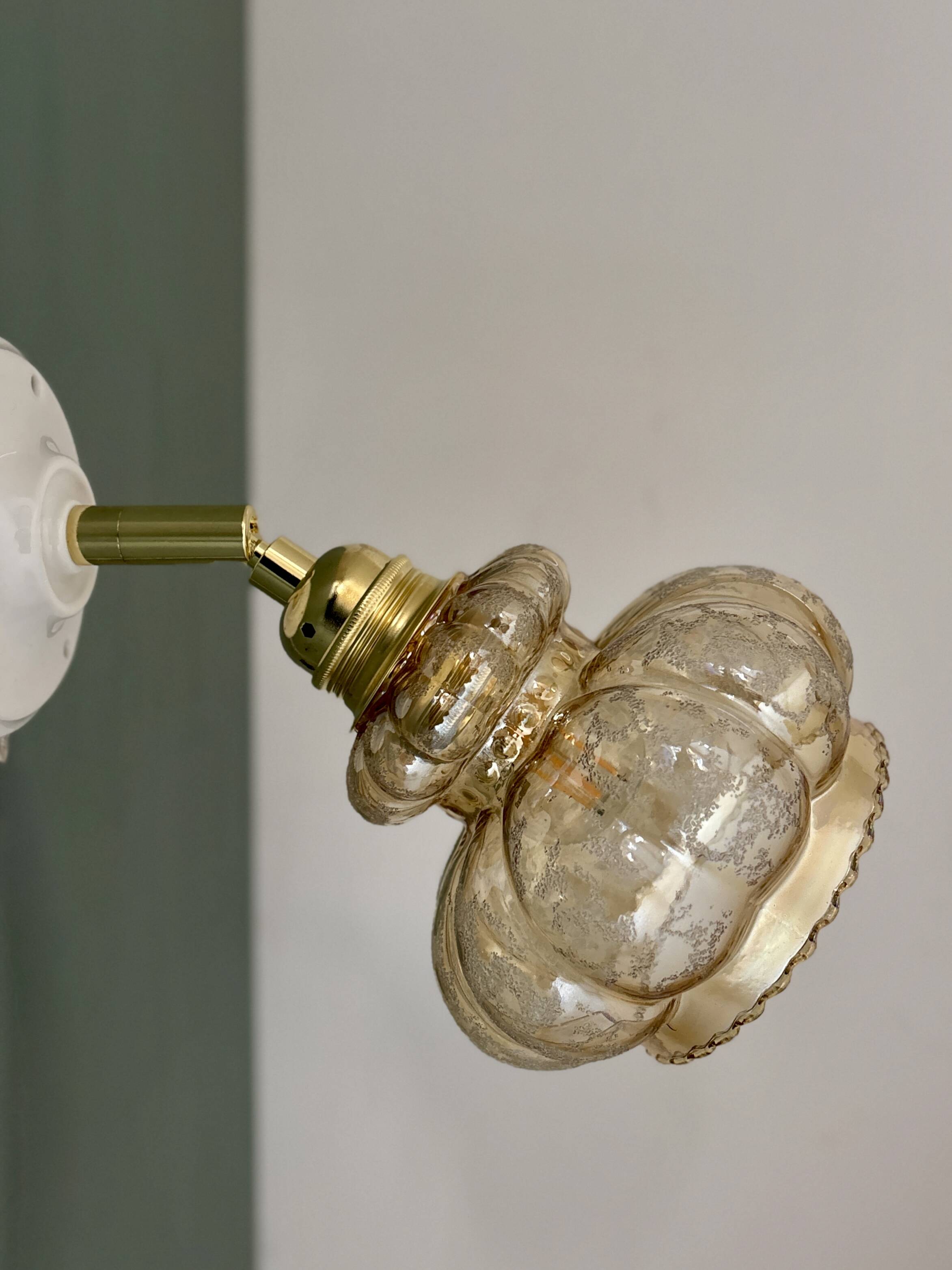 Applique tulipe vintage en verre ambré granité