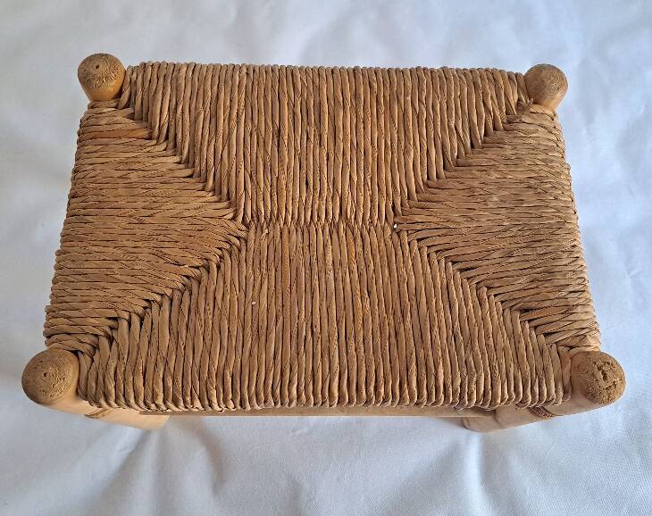 Set of 2 wood and straw stools