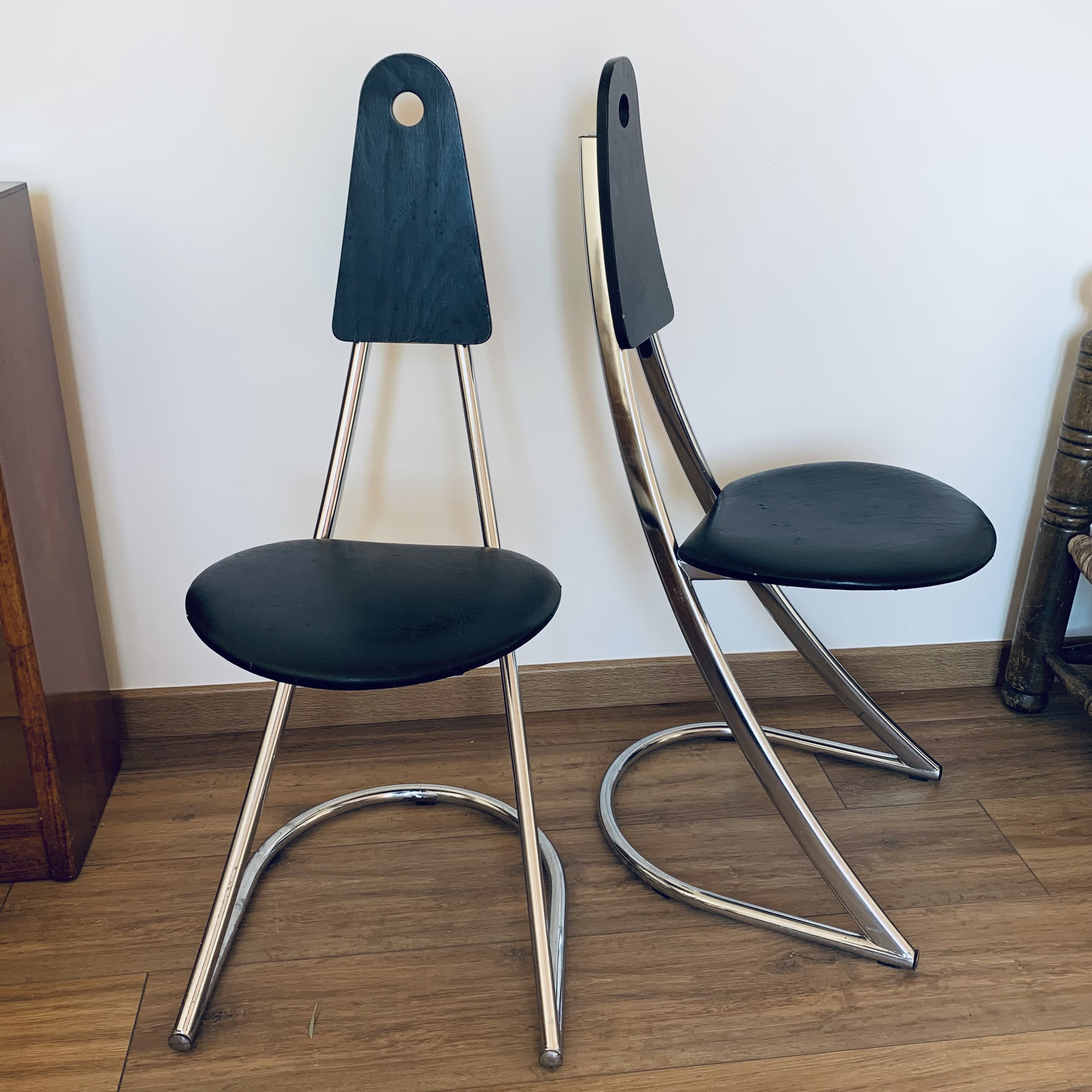 2 chaises en porte à faux