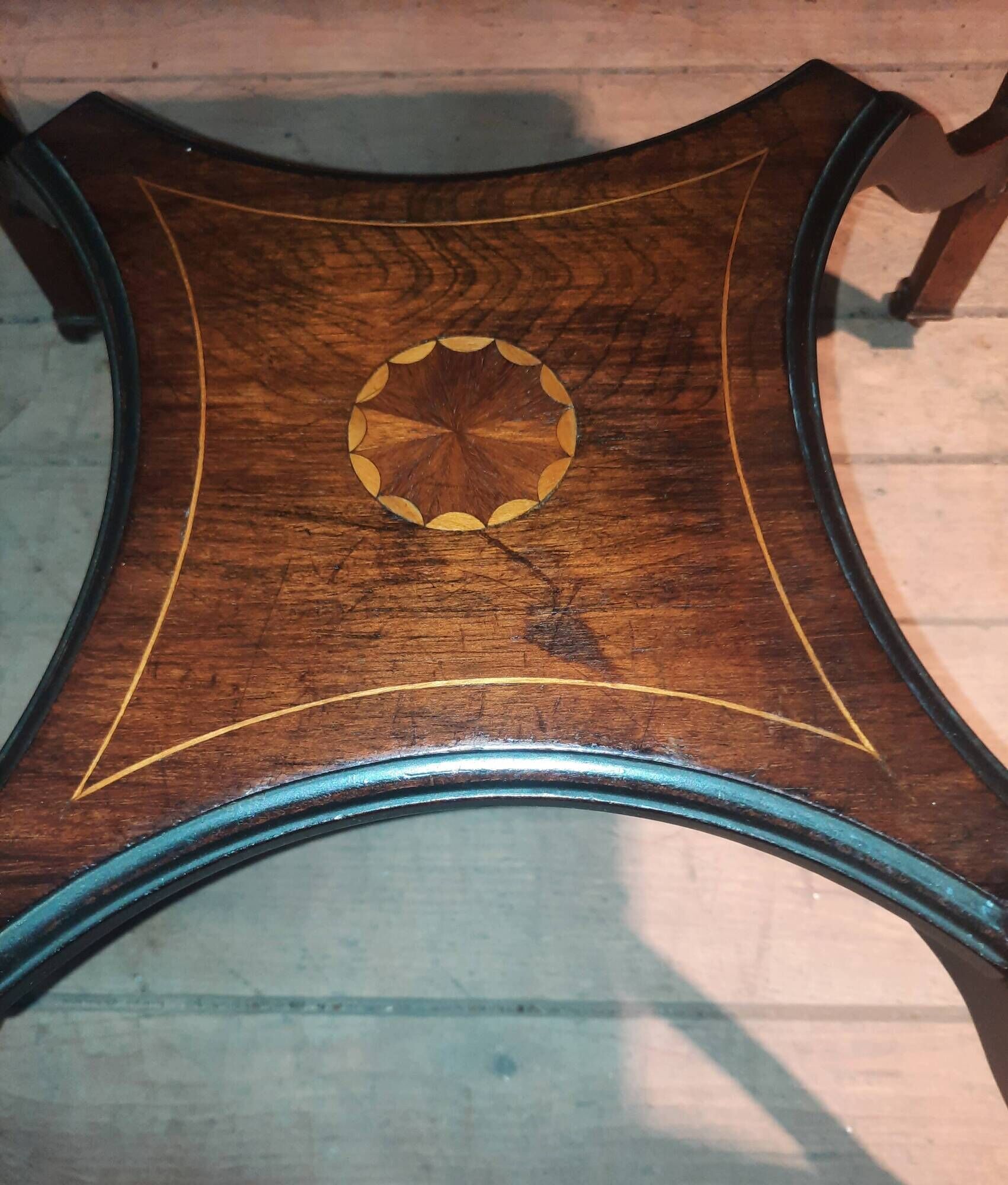 Table d'appoint, à jeu dite "mouchoir"